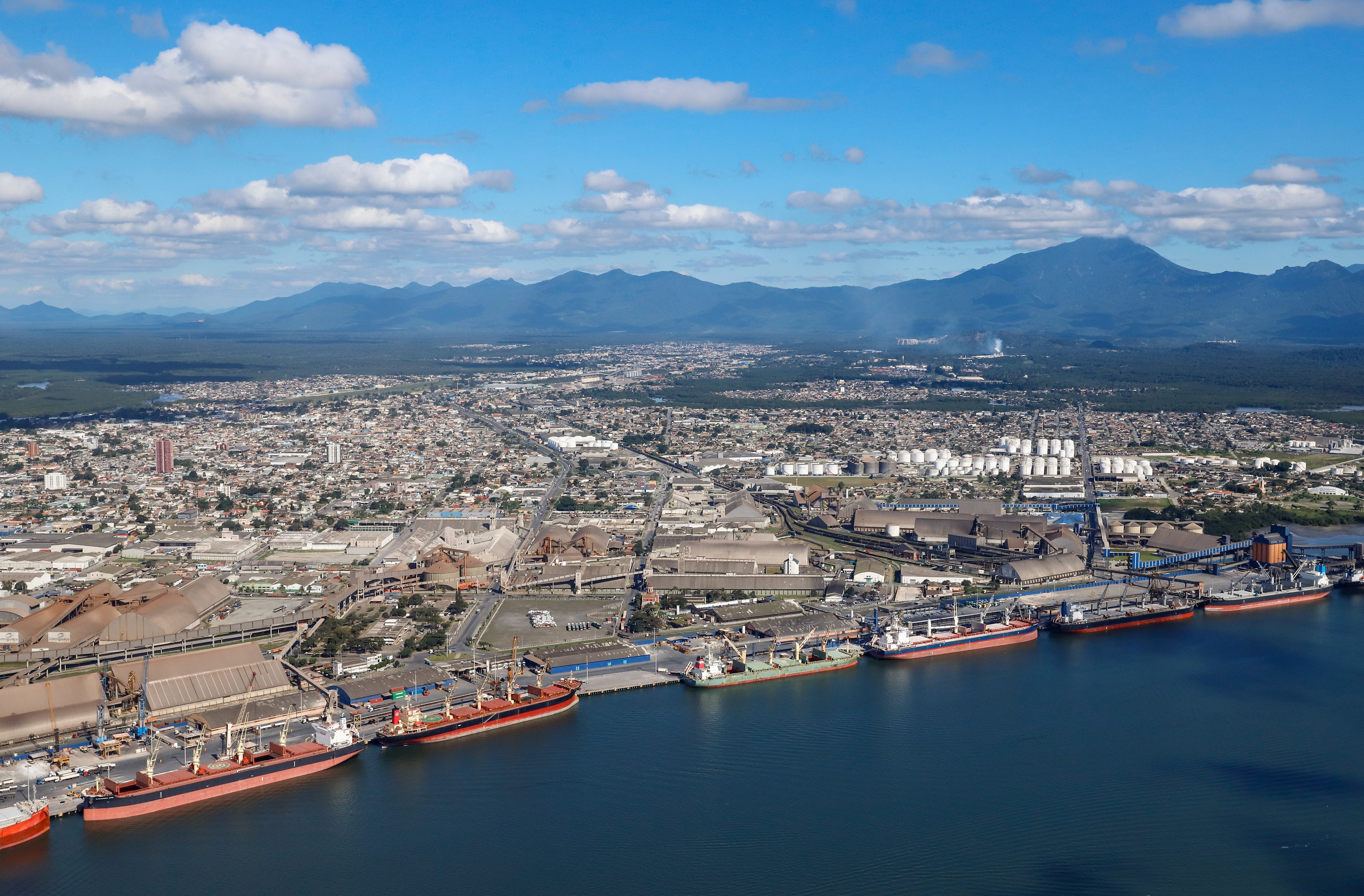 A balança do comércio realizado pelos Portos do Paraná no acumulado de janeiro a julho deste ano registra superávit de US$ 2,6 bilhões. De acordo com dados divulgados pelo Ministério da Economia (ComexStat), o valor alcançado com as exportações pelos terminais de Paranaguá e Antonina foi de cerca de US$ 11,6 bilhões. Já em importações o montante chega a quase US$ 9 bilhões.