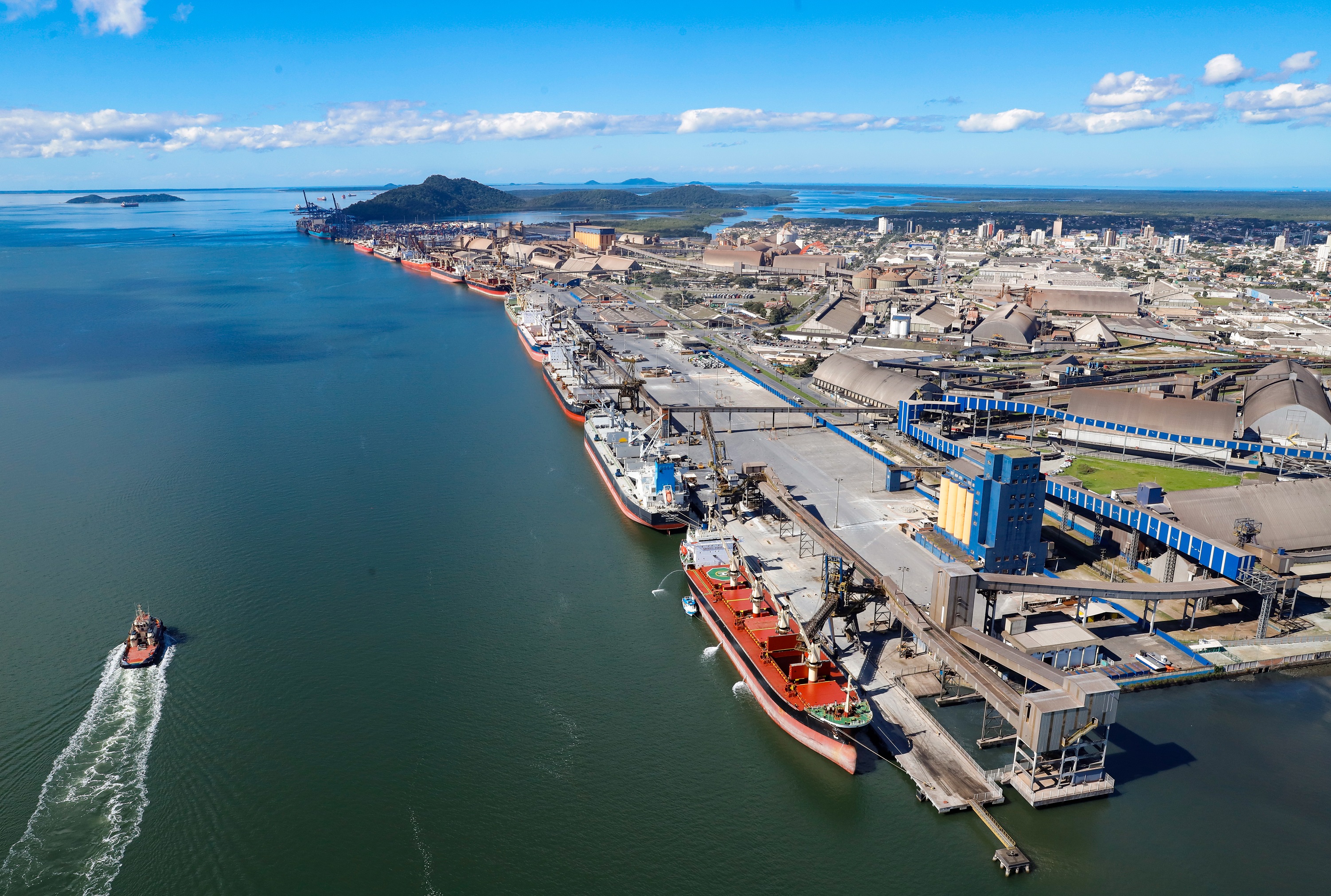 A balança do comércio realizado pelos Portos do Paraná no acumulado de janeiro a julho deste ano registra superávit de US$ 2,6 bilhões. De acordo com dados divulgados pelo Ministério da Economia (ComexStat), o valor alcançado com as exportações pelos terminais de Paranaguá e Antonina foi de cerca de US$ 11,6 bilhões. Já em importações o montante chega a quase US$ 9 bilhões.