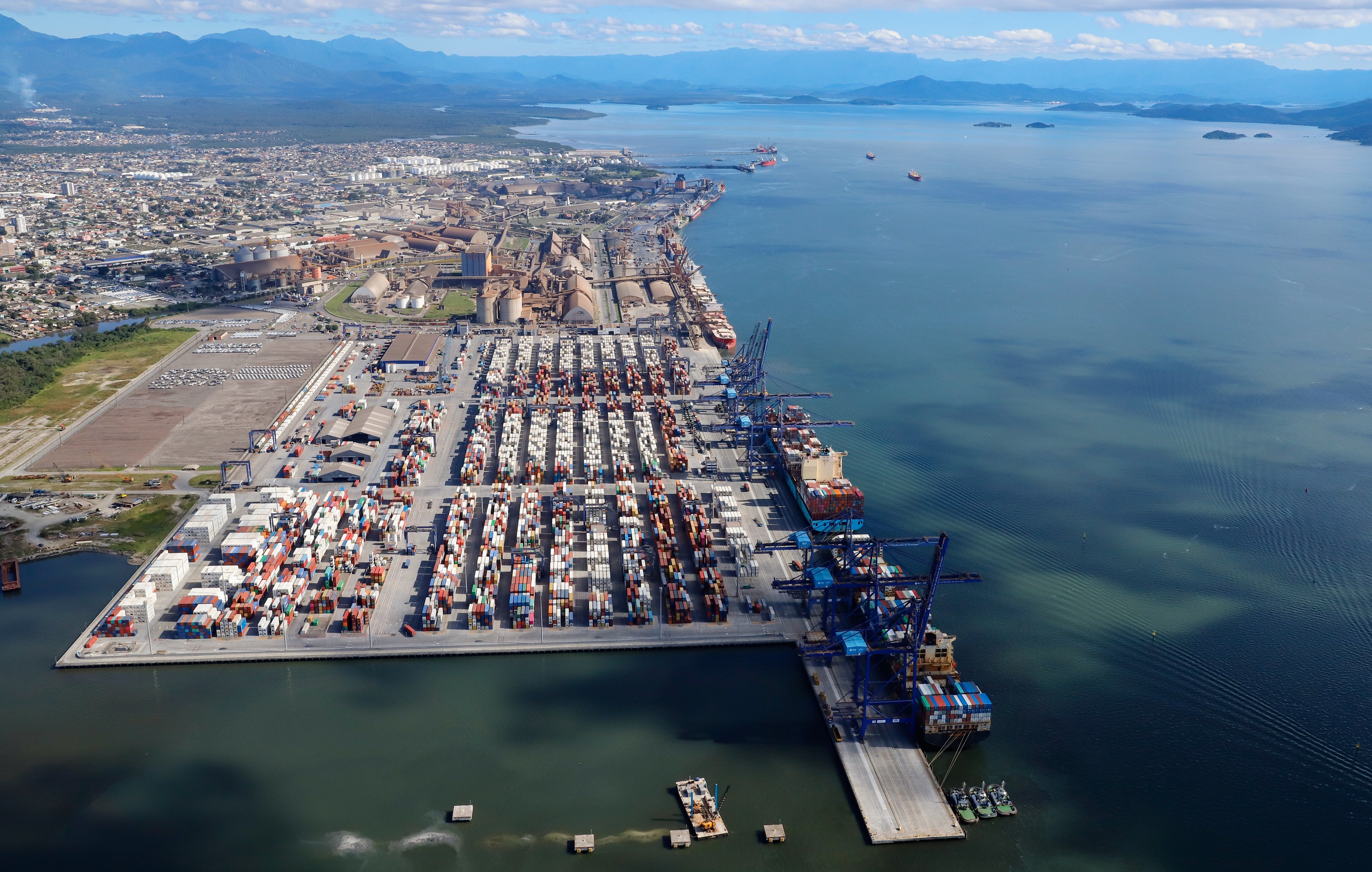 A balança do comércio realizado pelos Portos do Paraná no acumulado de janeiro a julho deste ano registra superávit de US$ 2,6 bilhões. De acordo com dados divulgados pelo Ministério da Economia (ComexStat), o valor alcançado com as exportações pelos terminais de Paranaguá e Antonina foi de cerca de US$ 11,6 bilhões. Já em importações o montante chega a quase US$ 9 bilhões.