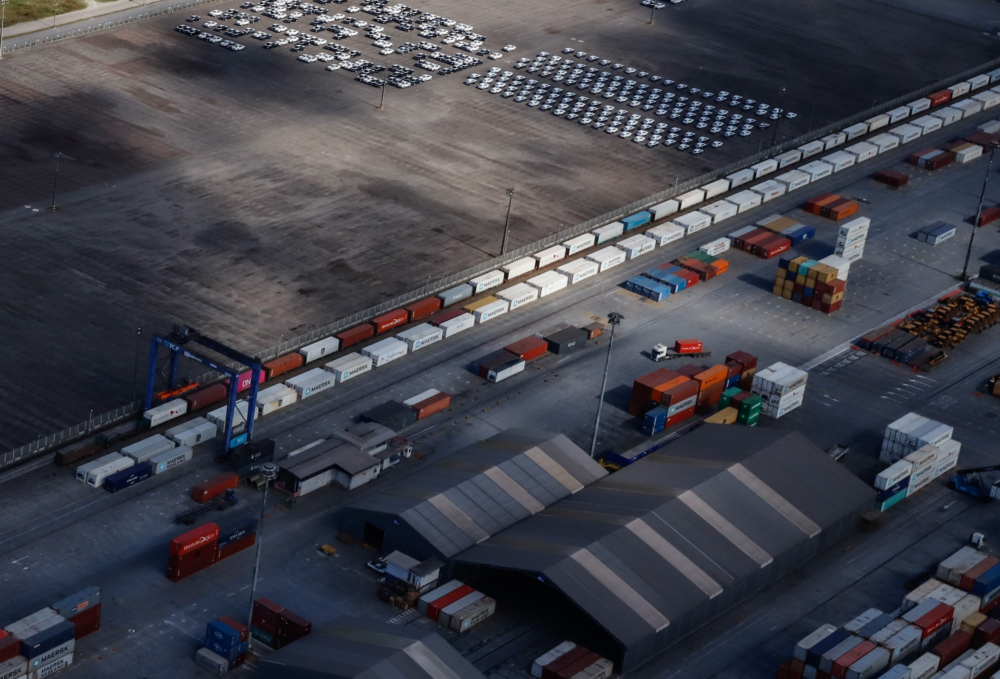 A participação do modal ferroviário no transporte dos produtos, nos sete meses deste ano, está 29,5% maior do que o mesmo período de 2020. No ano passado, das 33,3 milhões de toneladas importadas e exportadas, 14,9% (4,97 milhões de toneladas) foram transportadas em trens.