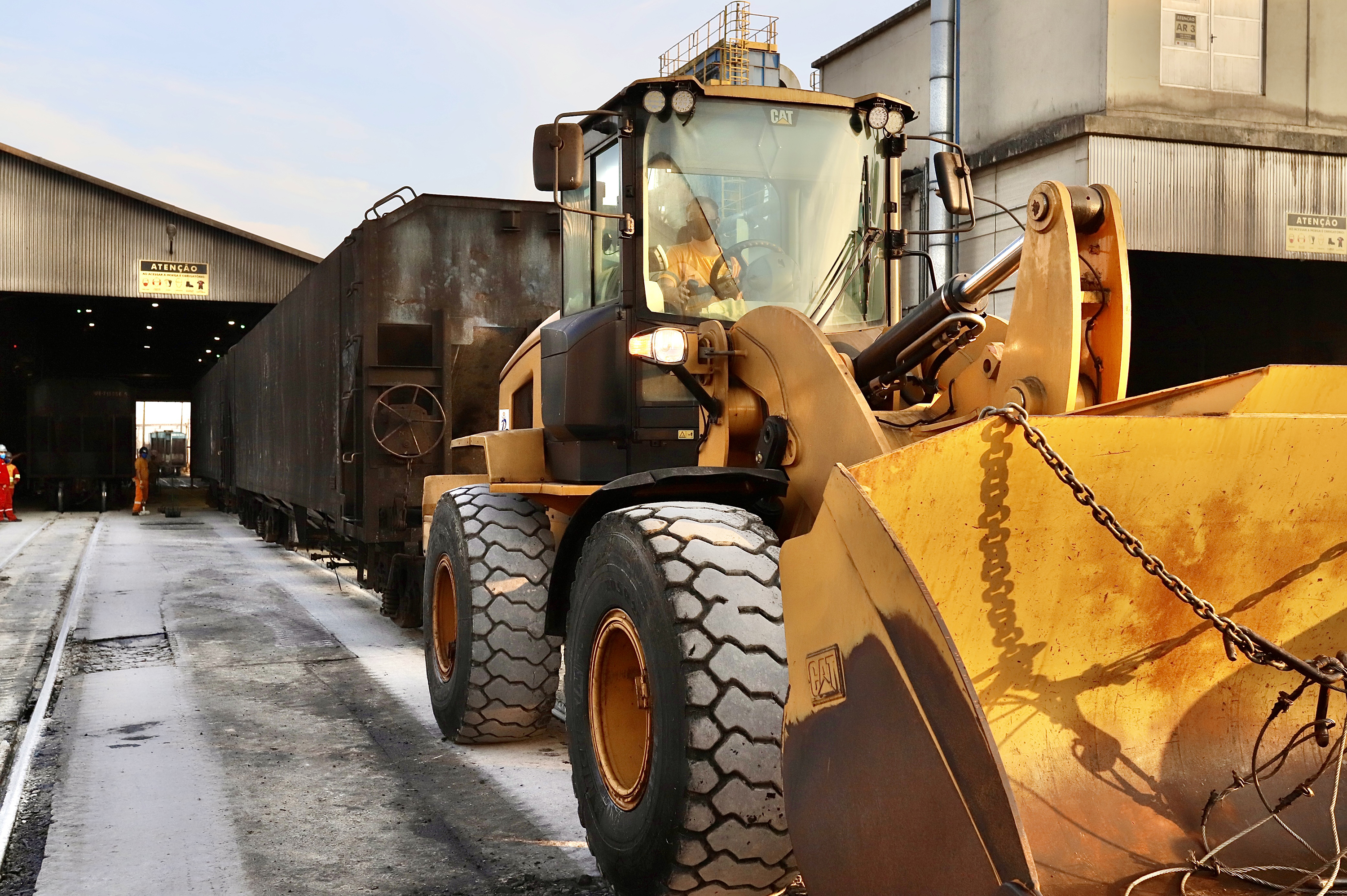 A participação do modal ferroviário no transporte dos produtos, nos sete meses deste ano, está 29,5% maior do que o mesmo período de 2020. No ano passado, das 33,3 milhões de toneladas importadas e exportadas, 14,9% (4,97 milhões de toneladas) foram transportadas em trens.