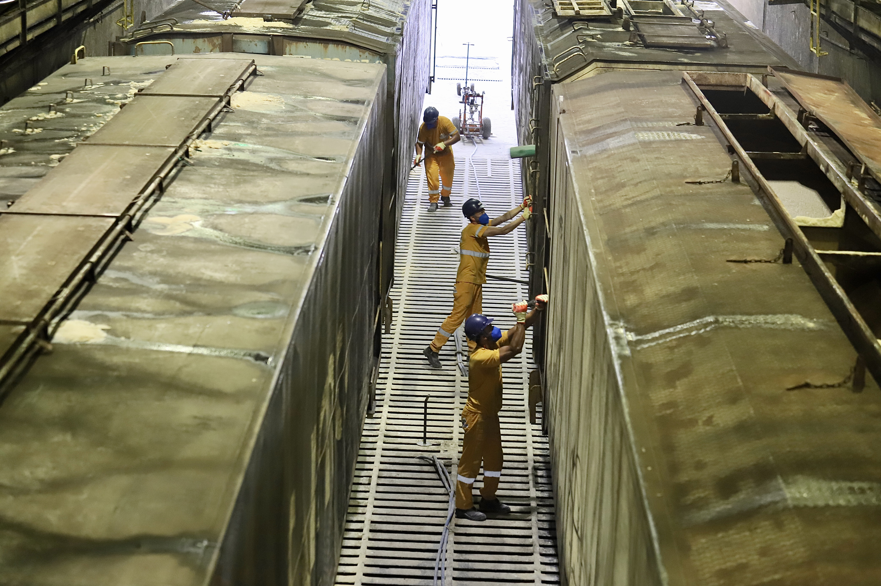 A participação do modal ferroviário no transporte dos produtos, nos sete meses deste ano, está 29,5% maior do que o mesmo período de 2020. No ano passado, das 33,3 milhões de toneladas importadas e exportadas, 14,9% (4,97 milhões de toneladas) foram transportadas em trens.