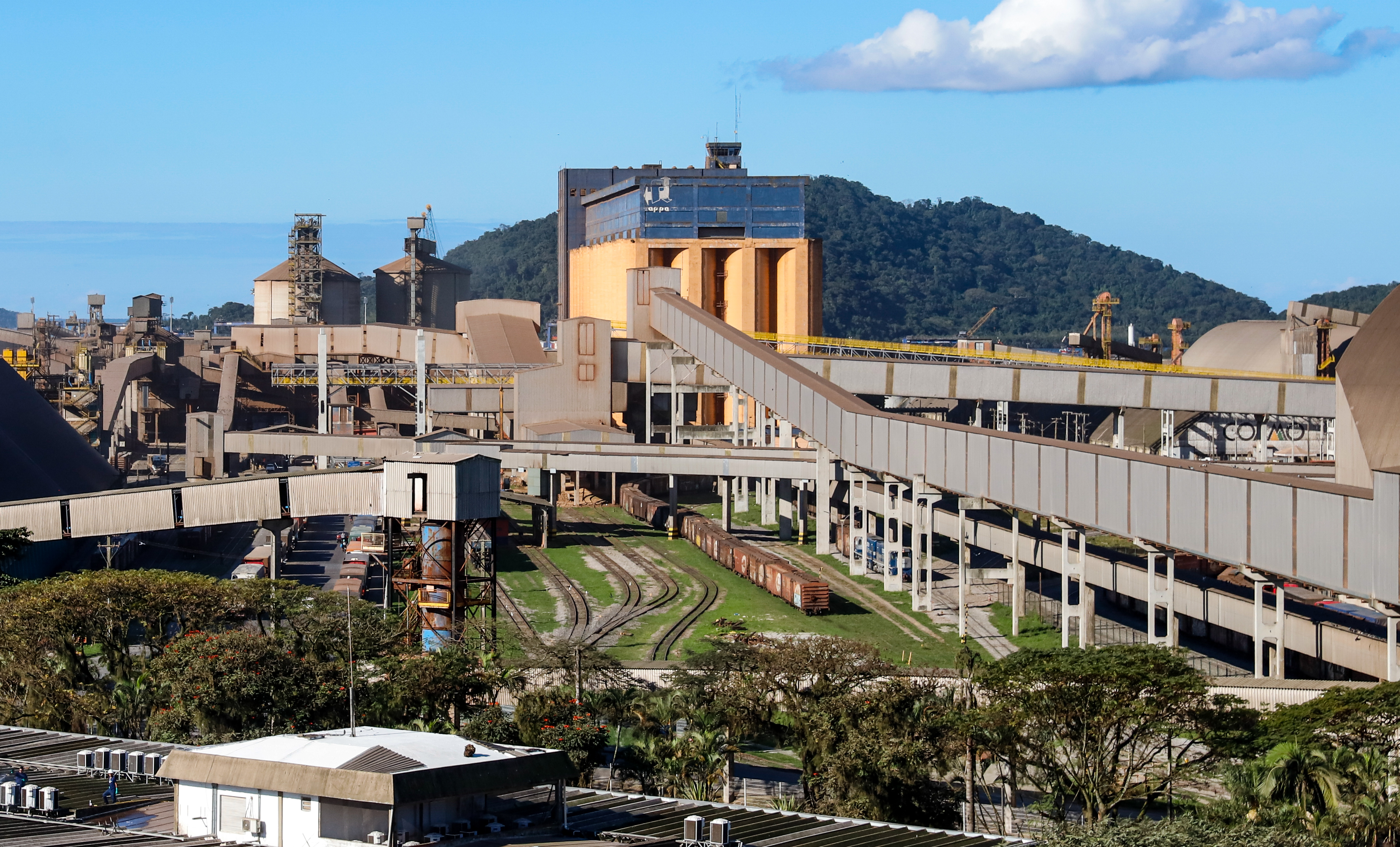 A participação do modal ferroviário no transporte dos produtos, nos sete meses deste ano, está 29,5% maior do que o mesmo período de 2020. No ano passado, das 33,3 milhões de toneladas importadas e exportadas, 14,9% (4,97 milhões de toneladas) foram transportadas em trens.