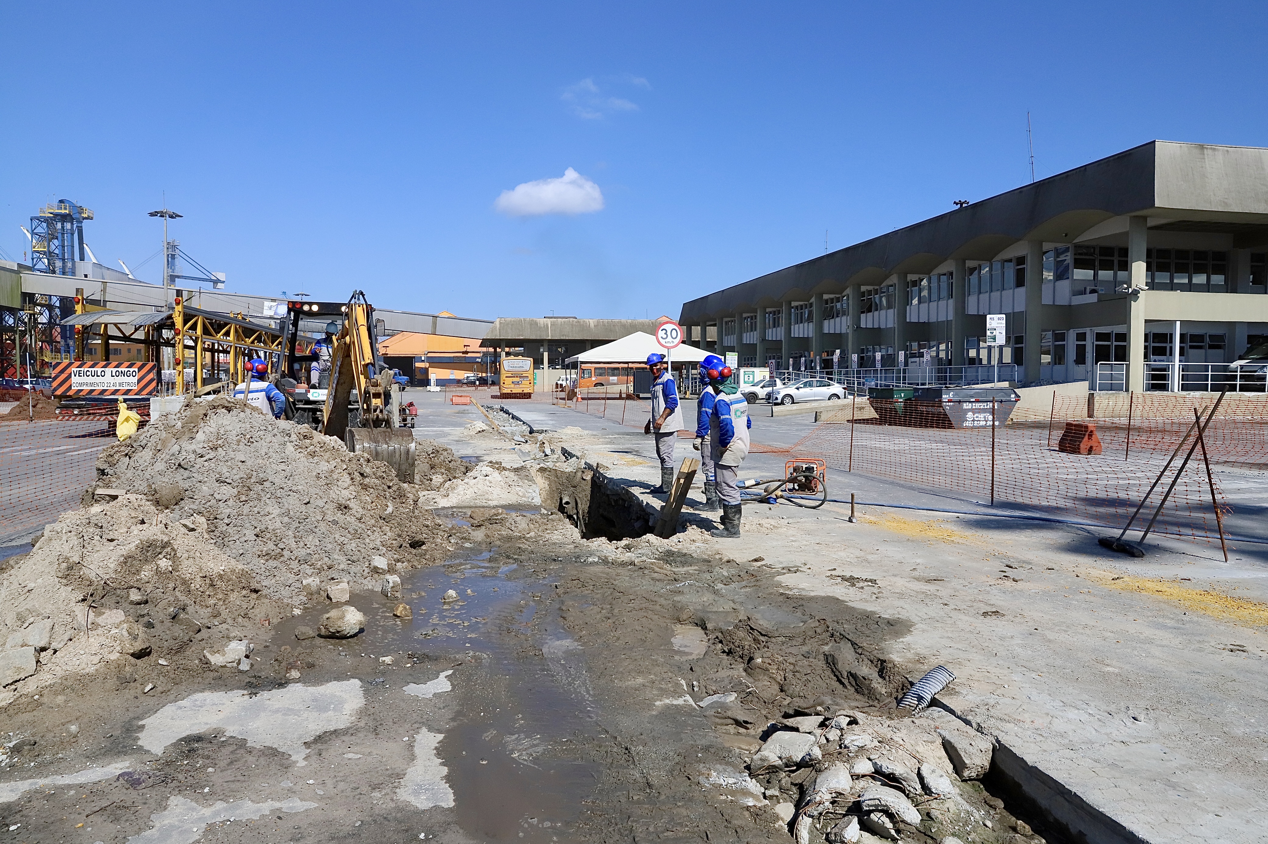 O sistema de drenagem pluvial da faixa portuária e do silo público vertical do Porto de Paranaguá foi todo readequado. Com investimento de pouco mais de R$15,4 milhões da Portos do Paraná, a obra foi realizada em cinco lotes, somando área total de quase 375 mil metros quadrados. Está em fase de conclusão.