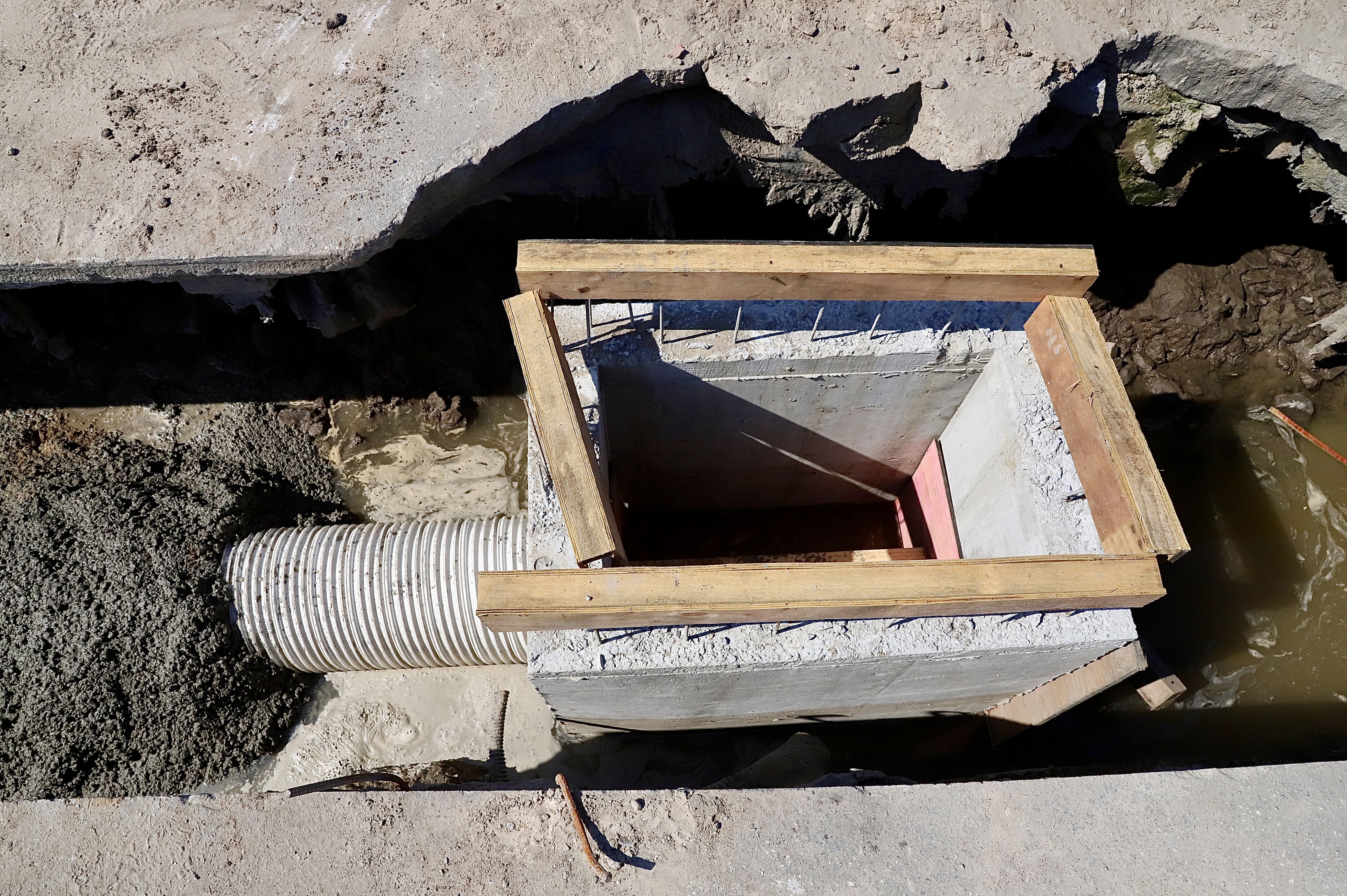 O sistema de drenagem pluvial da faixa portuária e do silo público vertical do Porto de Paranaguá foi todo readequado. Com investimento de pouco mais de R$15,4 milhões da Portos do Paraná, a obra foi realizada em cinco lotes, somando área total de quase 375 mil metros quadrados. Está em fase de conclusão.