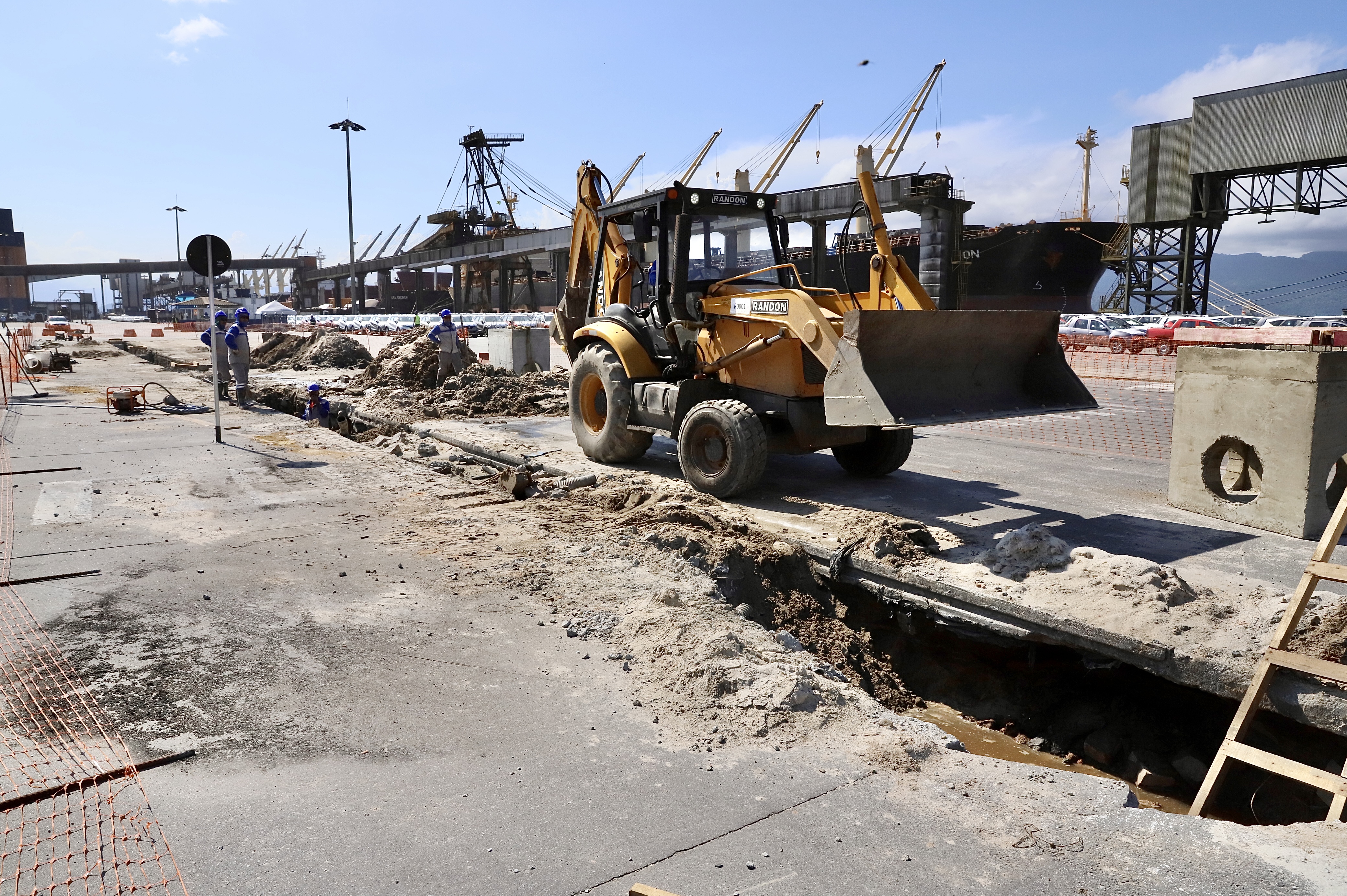 O sistema de drenagem pluvial da faixa portuária e do silo público vertical do Porto de Paranaguá foi todo readequado. Com investimento de pouco mais de R$15,4 milhões da Portos do Paraná, a obra foi realizada em cinco lotes, somando área total de quase 375 mil metros quadrados. Está em fase de conclusão.