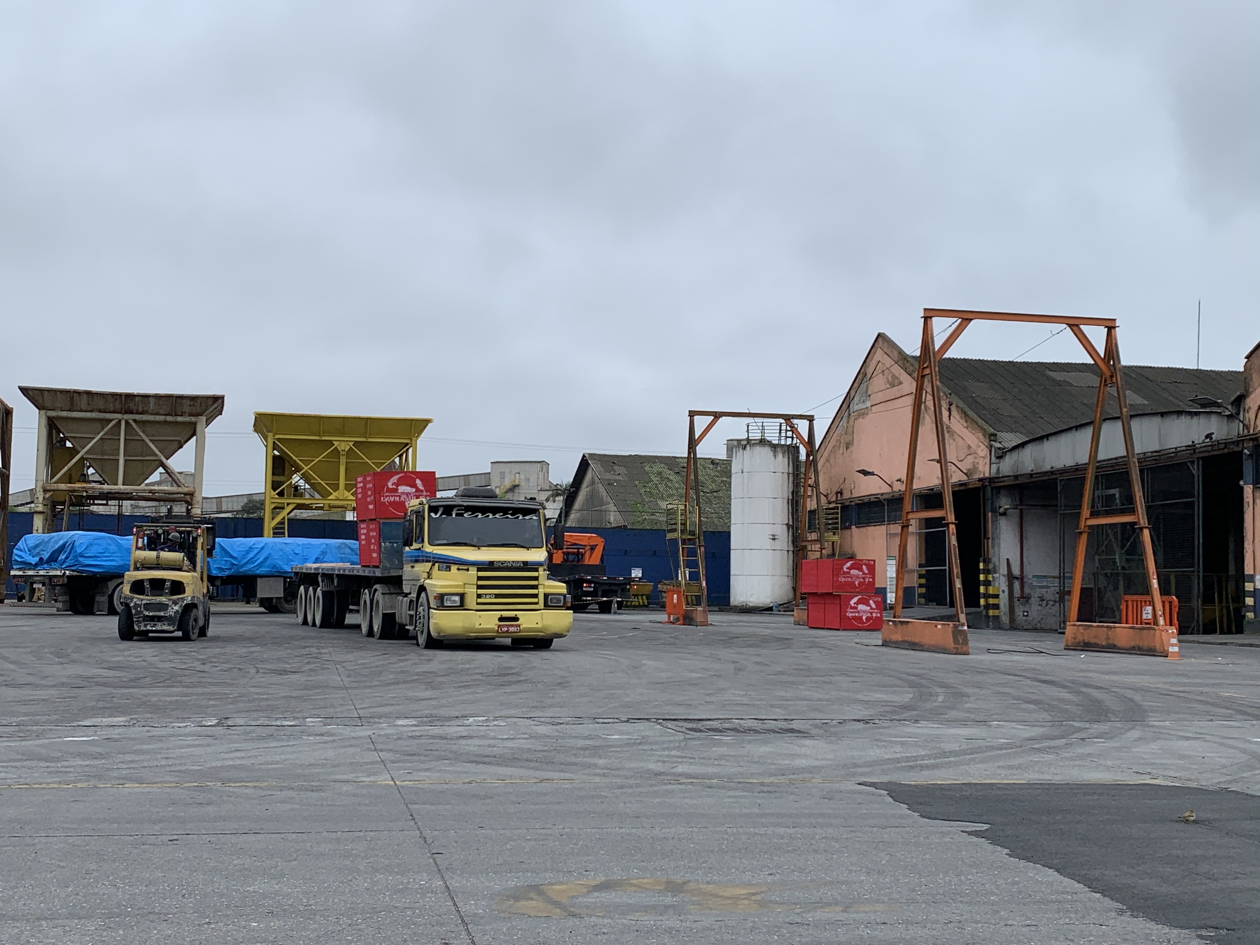 Madeira é embarcada em porão de navio destinado a cargas rolantes no Porto de Paranaguá