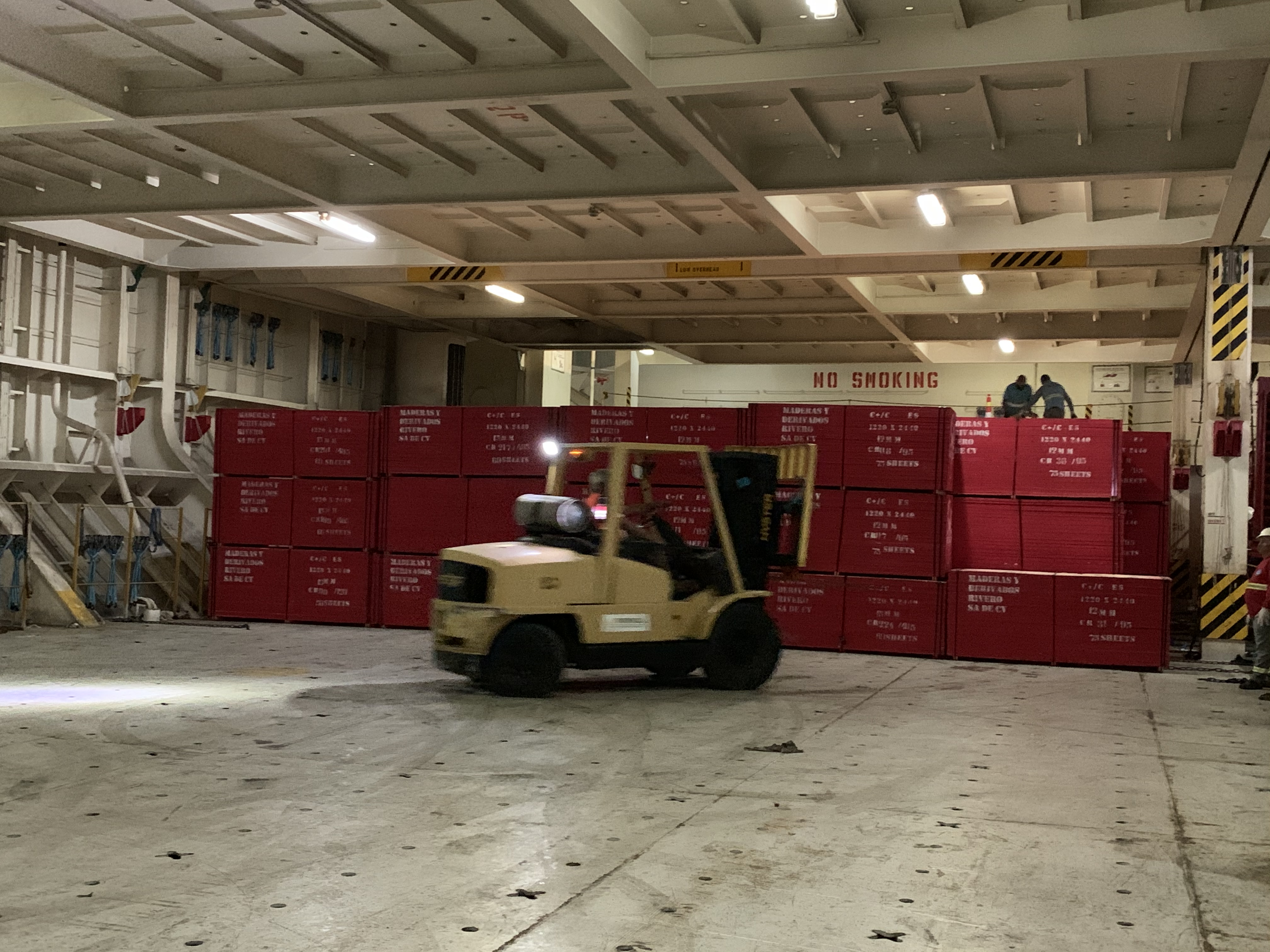 Madeira é embarcada em porão de navio destinado a cargas rolantes no Porto de Paranaguá