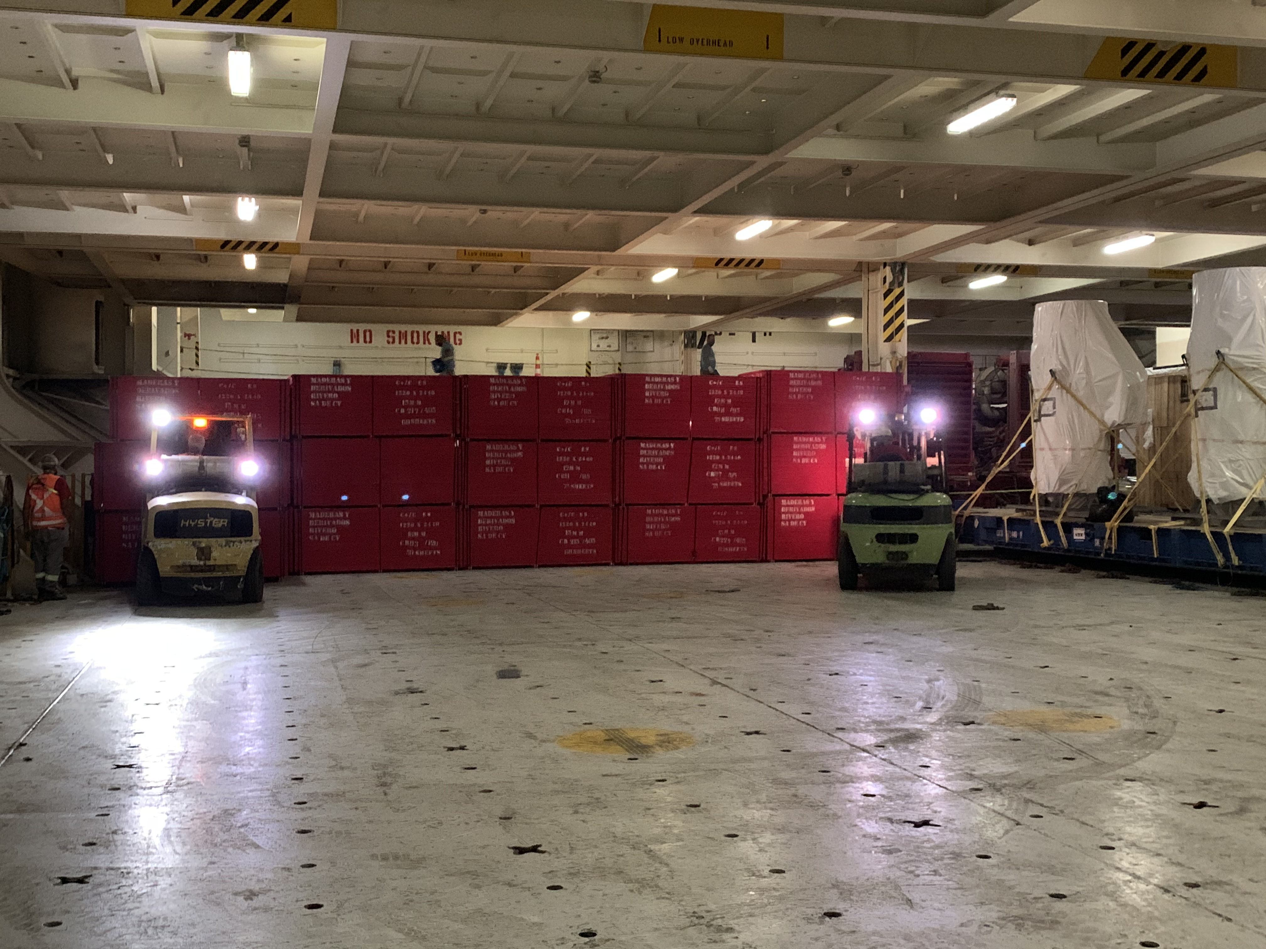 Madeira é embarcada em porão de navio destinado a cargas rolantes no Porto de Paranaguá