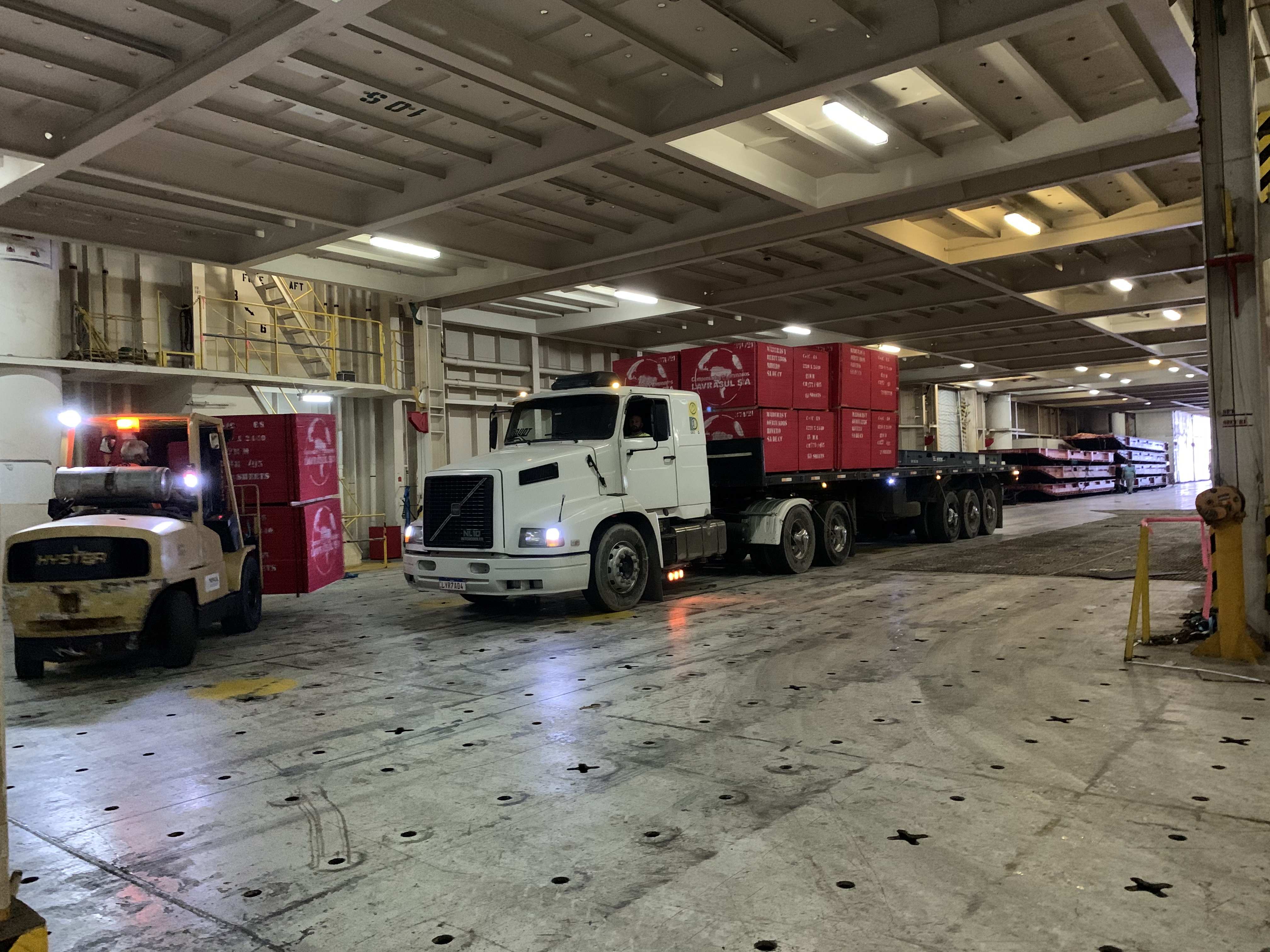 Madeira é embarcada em porão de navio destinado a cargas rolantes no Porto de Paranaguá