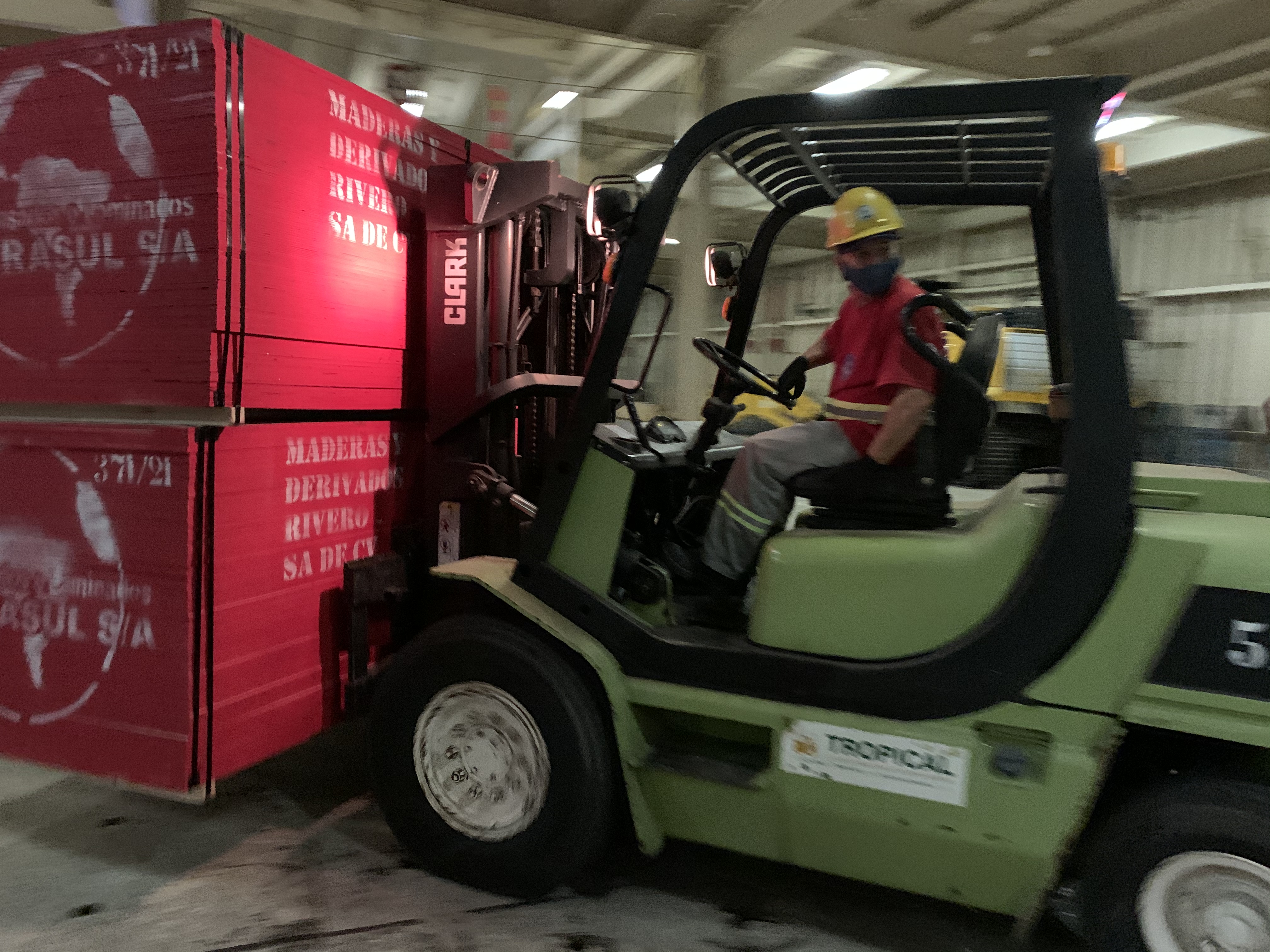 Madeira é embarcada em porão de navio destinado a cargas rolantes no Porto de Paranaguá