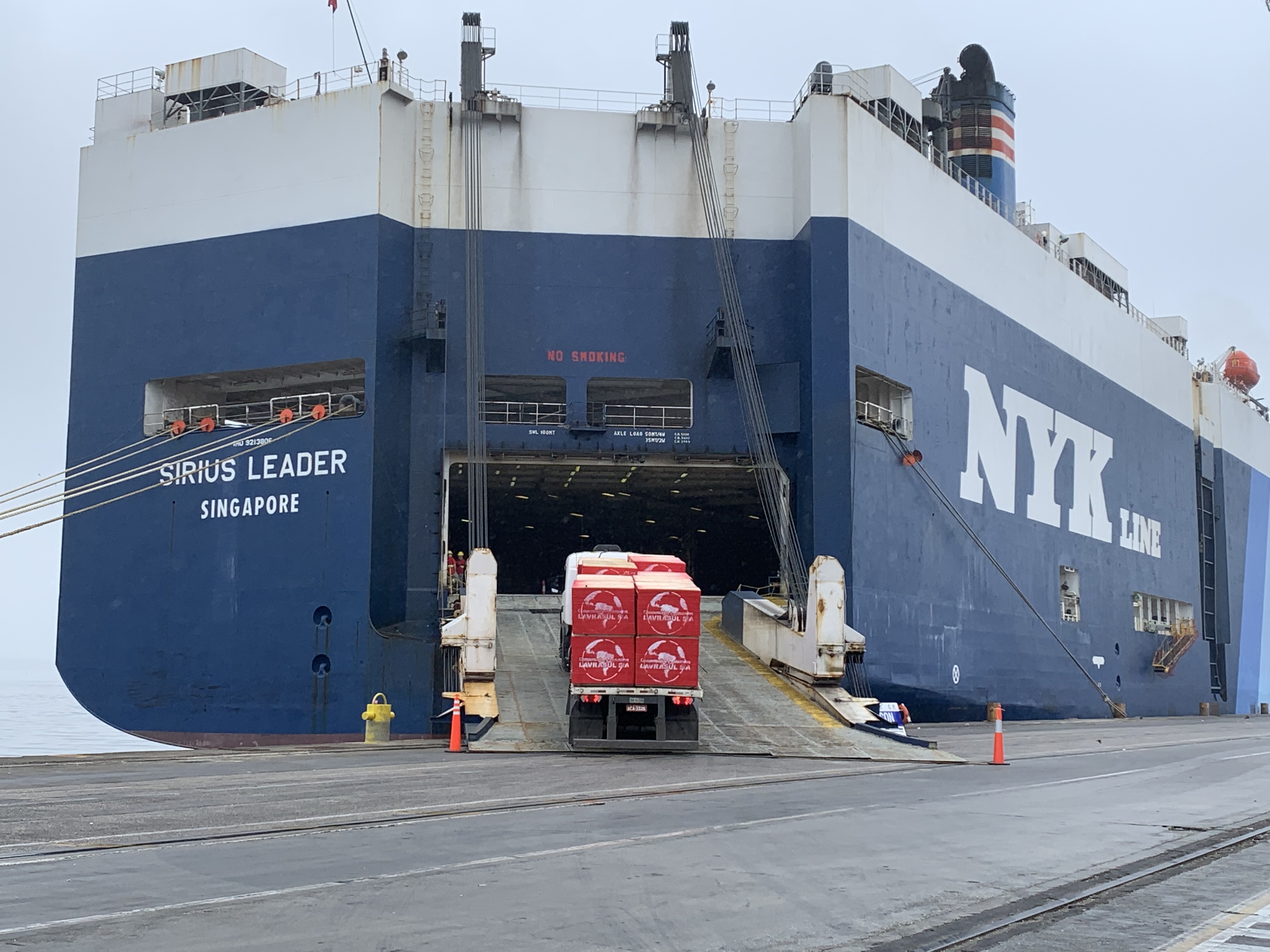 Madeira é embarcada em porão de navio destinado a cargas rolantes no Porto de Paranaguá