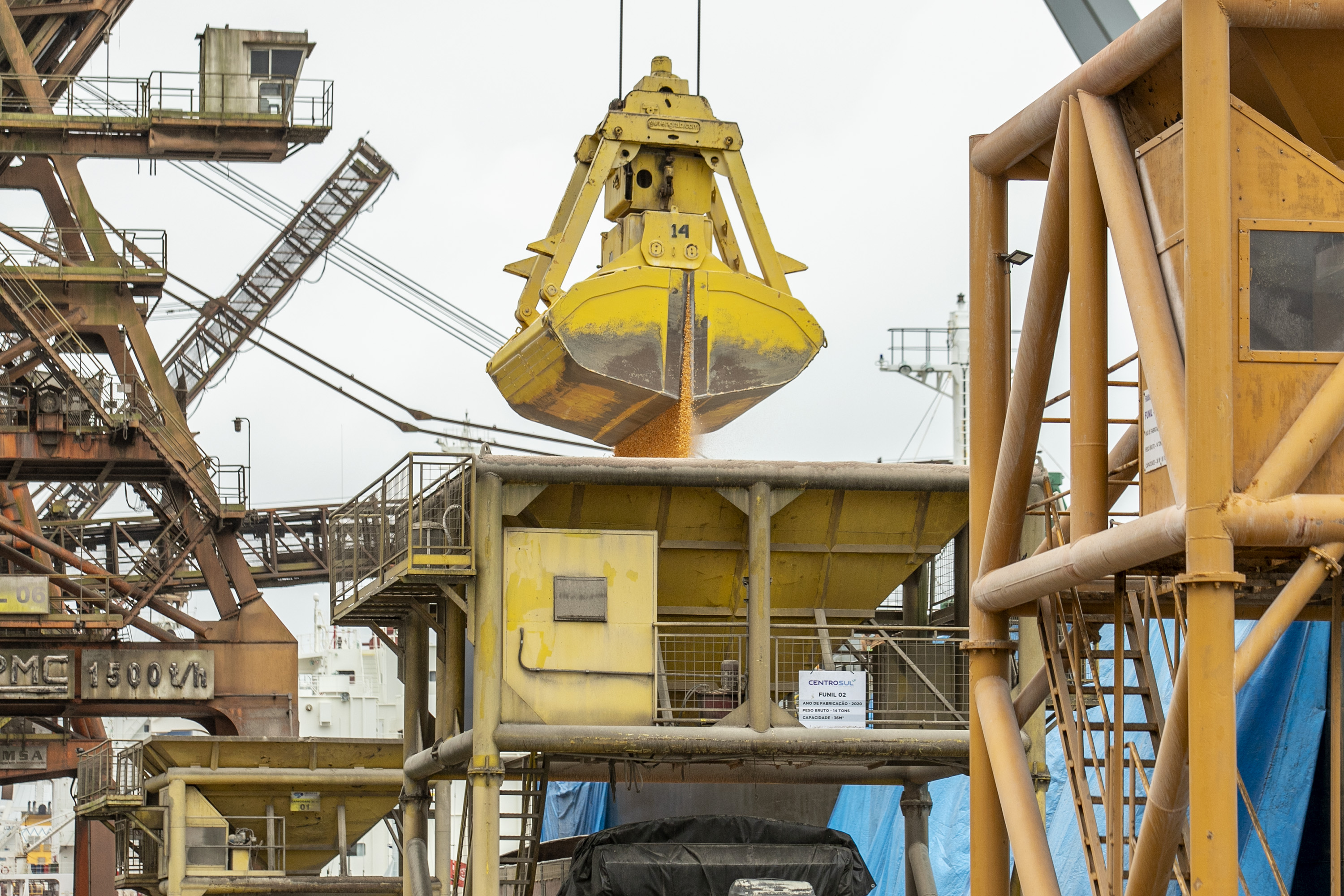 No Corredor de Exportação Leste do Porto de Paranaguá (Corex), duas operações em andamento chamam a atenção por fugirem da rotina do complexo portuário, pelo tipo de produto e modalidade de transporte adotado. A primeira pelo embarque de trigo para navegação interior (cabotagem). Outra, pelo sentido da carga e pela produtividade: 11 mil toneladas de milho de importação foram descarregadas em 24 horas.