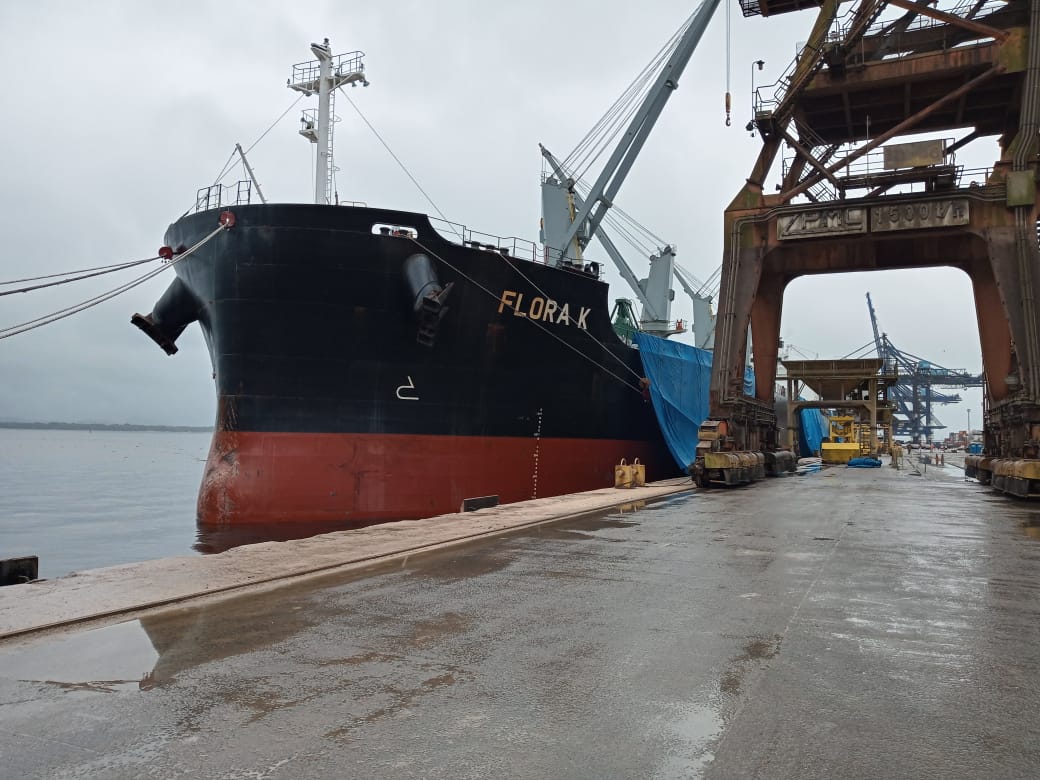 No Corredor de Exportação Leste do Porto de Paranaguá (Corex), duas operações em andamento chamam a atenção por fugirem da rotina do complexo portuário, pelo tipo de produto e modalidade de transporte adotado. A primeira pelo embarque de trigo para navegação interior (cabotagem). Outra, pelo sentido da carga e pela produtividade: 11 mil toneladas de milho de importação foram descarregadas em 24 horas.