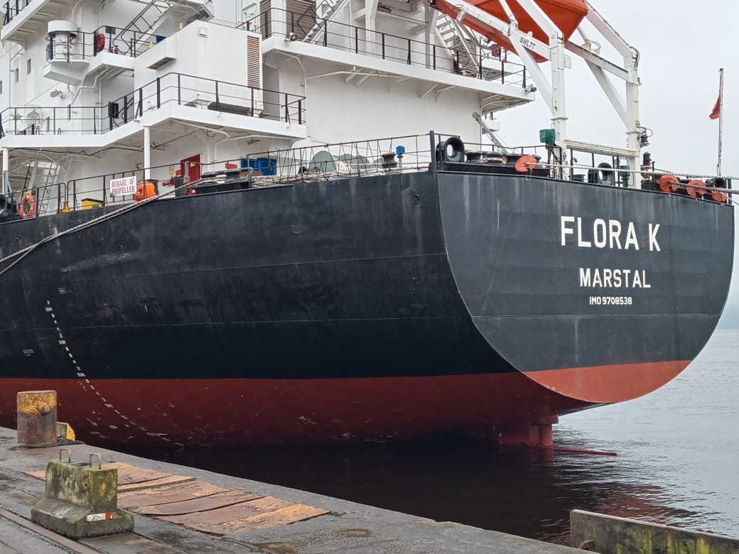 No Corredor de Exportação Leste do Porto de Paranaguá (Corex), duas operações em andamento chamam a atenção por fugirem da rotina do complexo portuário, pelo tipo de produto e modalidade de transporte adotado. A primeira pelo embarque de trigo para navegação interior (cabotagem). Outra, pelo sentido da carga e pela produtividade: 11 mil toneladas de milho de importação foram descarregadas em 24 horas.