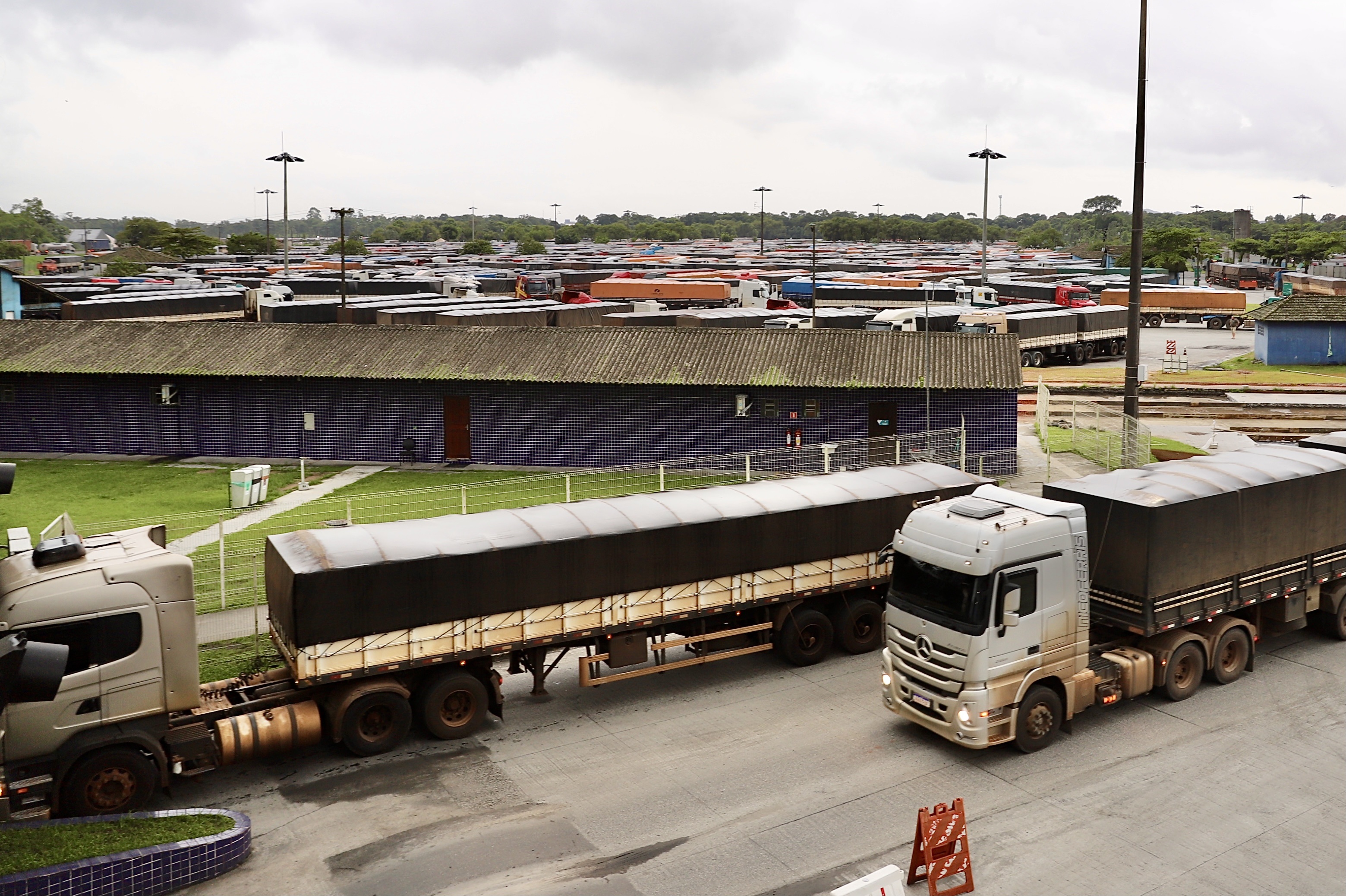 RODOVIA - Apesar de 83,8% da movimentação de janeiro ainda ser embarcada ou desembarcada de caminhões – o equivalente a 3.483.843 toneladas – a participação do modal rodoviário caiu quase 5%.