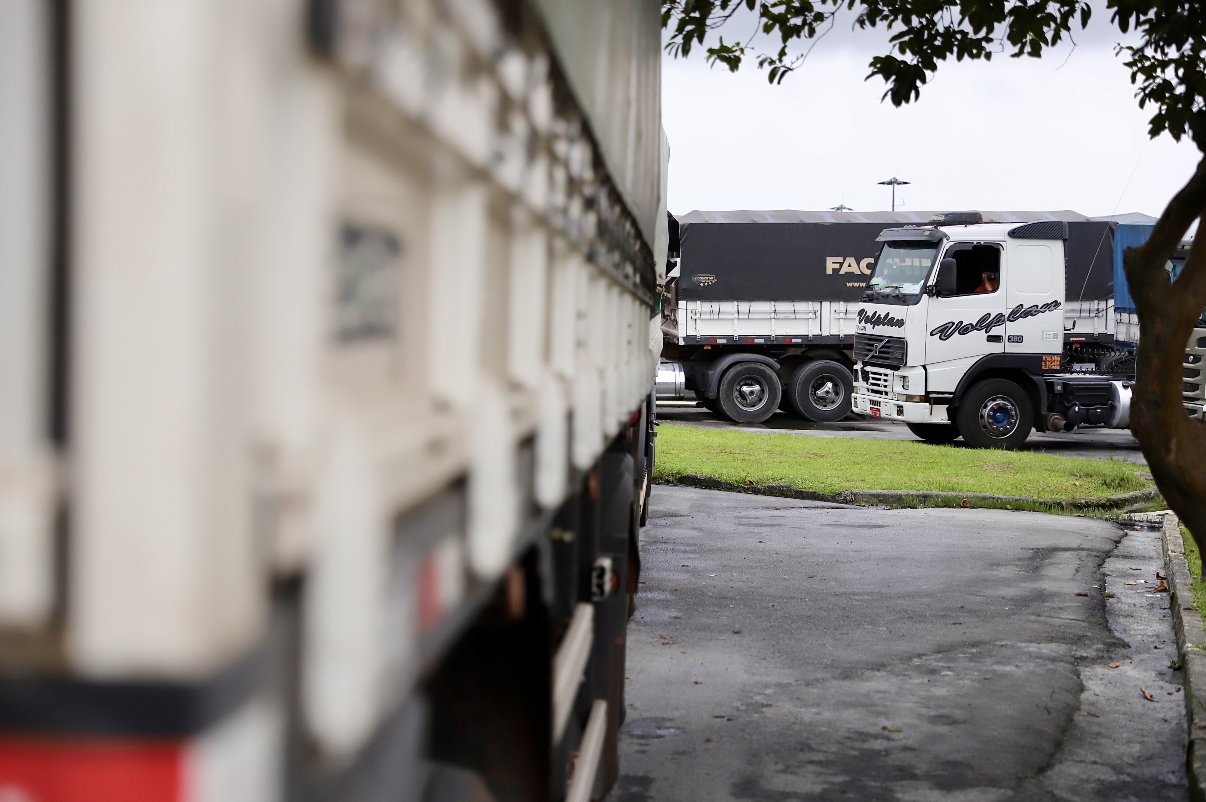 RODOVIA - Apesar de 83,8% da movimentação de janeiro ainda ser embarcada ou desembarcada de caminhões – o equivalente a 3.483.843 toneladas – a participação do modal rodoviário caiu quase 5%.