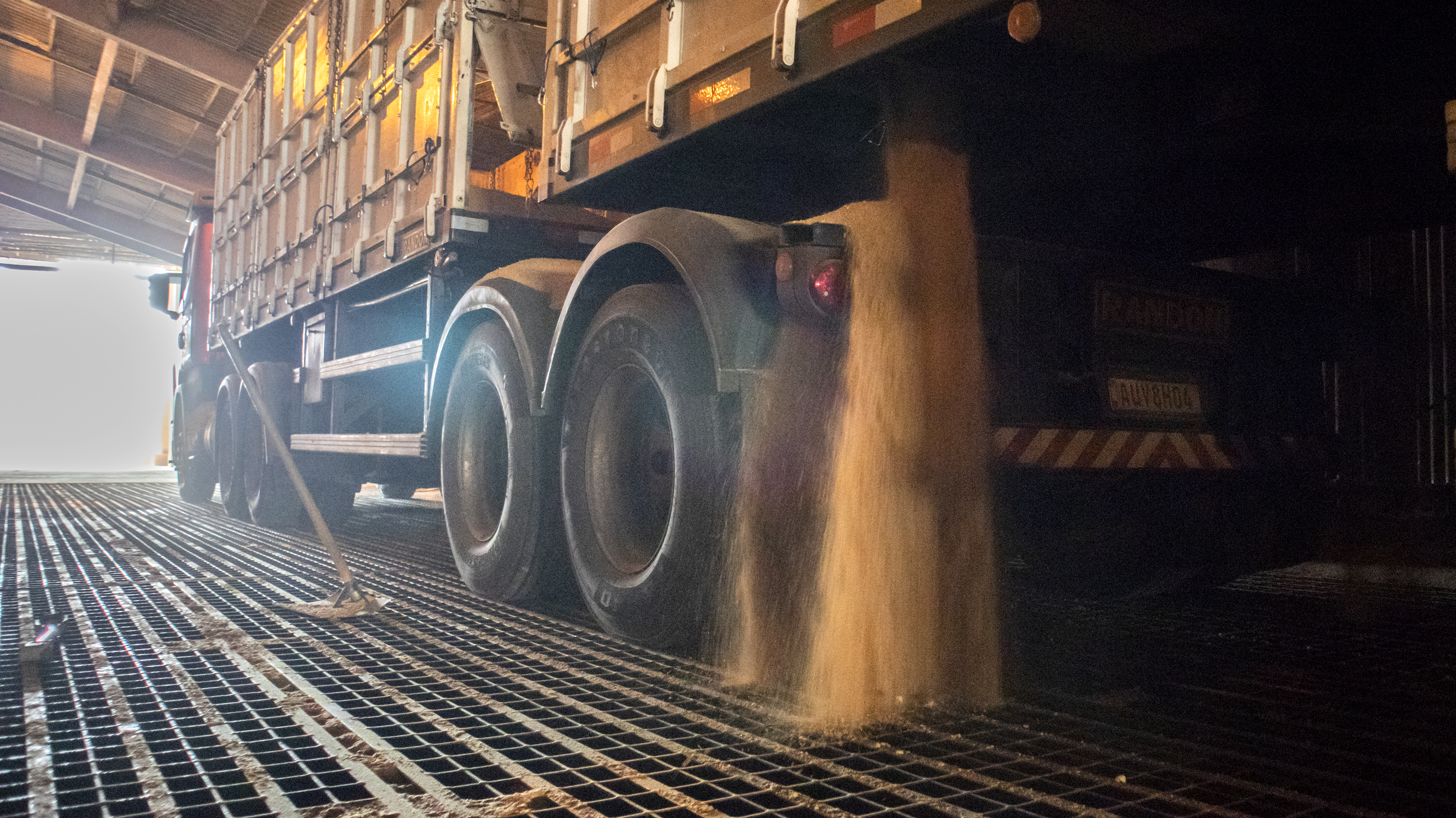 RODOVIA - Apesar de 83,8% da movimentação de janeiro ainda ser embarcada ou desembarcada de caminhões – o equivalente a 3.483.843 toneladas – a participação do modal rodoviário caiu quase 5%.