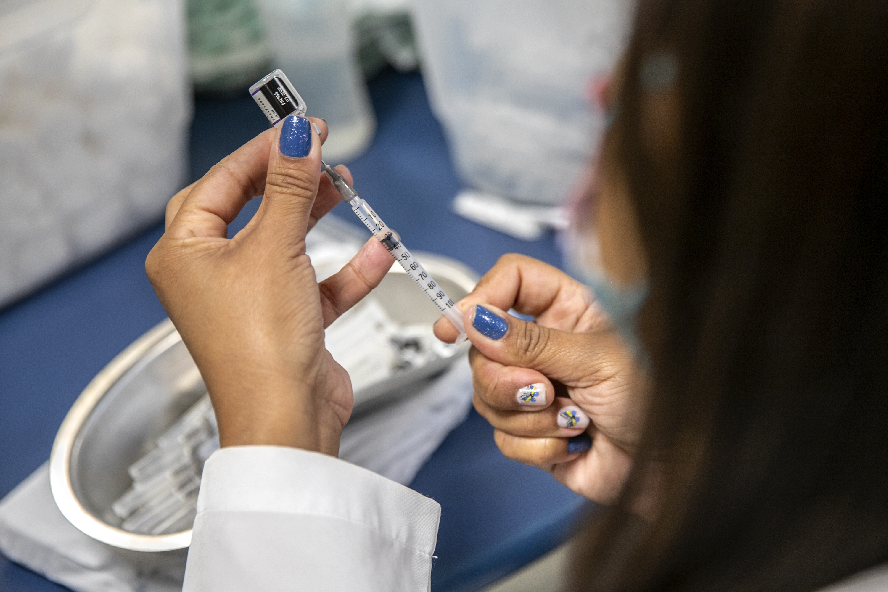 A vacinação itinerante nas sedes administrativa e operacional do Porto de Paranaguá foi concluída nesta quinta-feira (17). Ao todo, foram quase 526 trabalhadores que receberam desde a primeira até a dose de reforço contra a Covid-19 ou o imunizante contra a Gripe/Influenza.