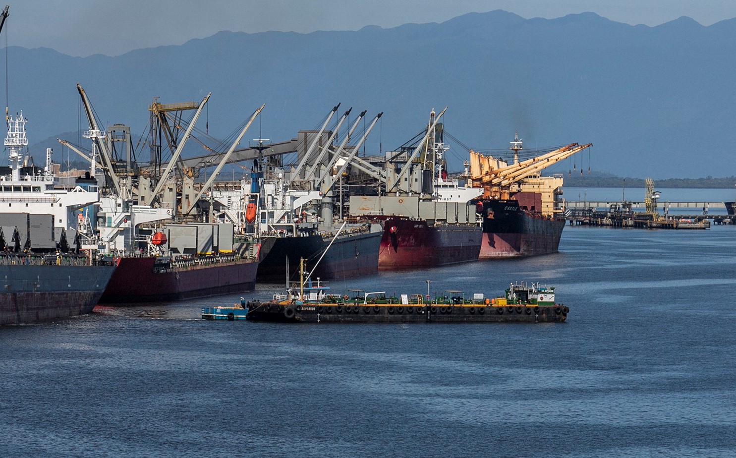 Em volume e quantidade, movimento para abastecer navios cresce no Porto de Paranaguá