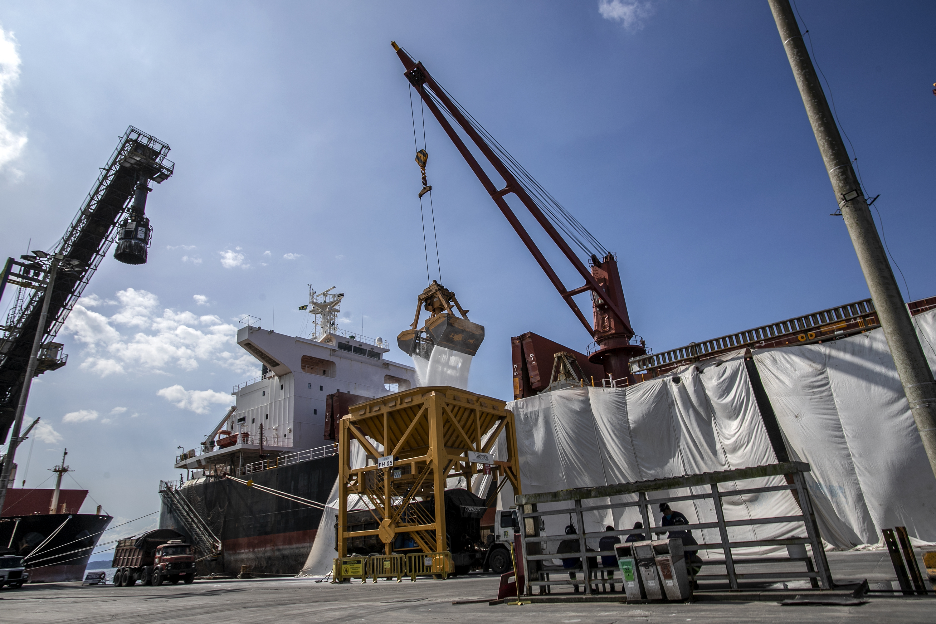 O volume de cargas que passou pelos portos paranaenses, nos primeiros três meses de 2022, foi 9,4% maior comparado com o registrado em 2021. De janeiro a março, foram movimentadas 14.079.177 toneladas pelos terminais de Paranaguá e Antonina. No mesmo período, no ano passado, eram 12.869.762 toneladas.
