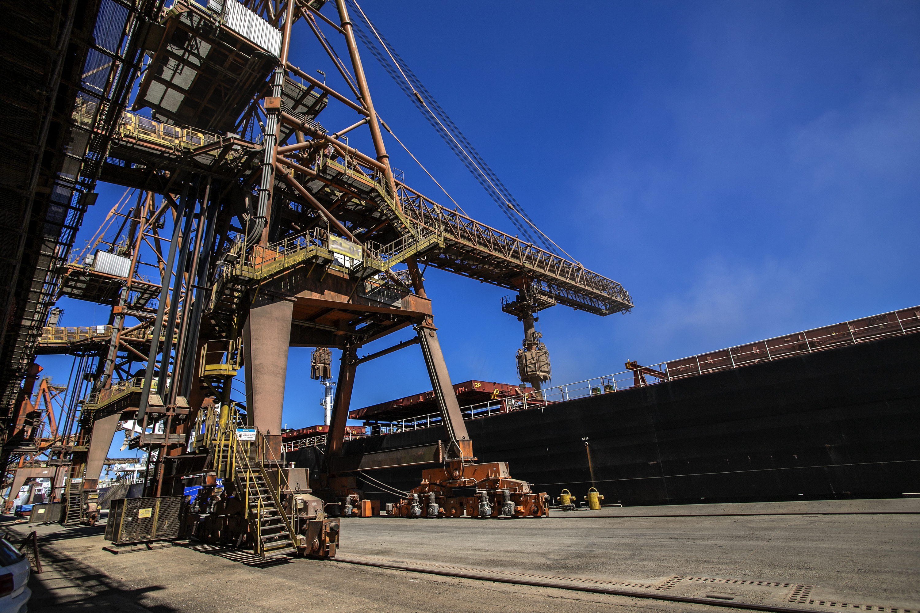 O volume de cargas que passou pelos portos paranaenses, nos primeiros três meses de 2022, foi 9,4% maior comparado com o registrado em 2021. De janeiro a março, foram movimentadas 14.079.177 toneladas pelos terminais de Paranaguá e Antonina. No mesmo período, no ano passado, eram 12.869.762 toneladas.