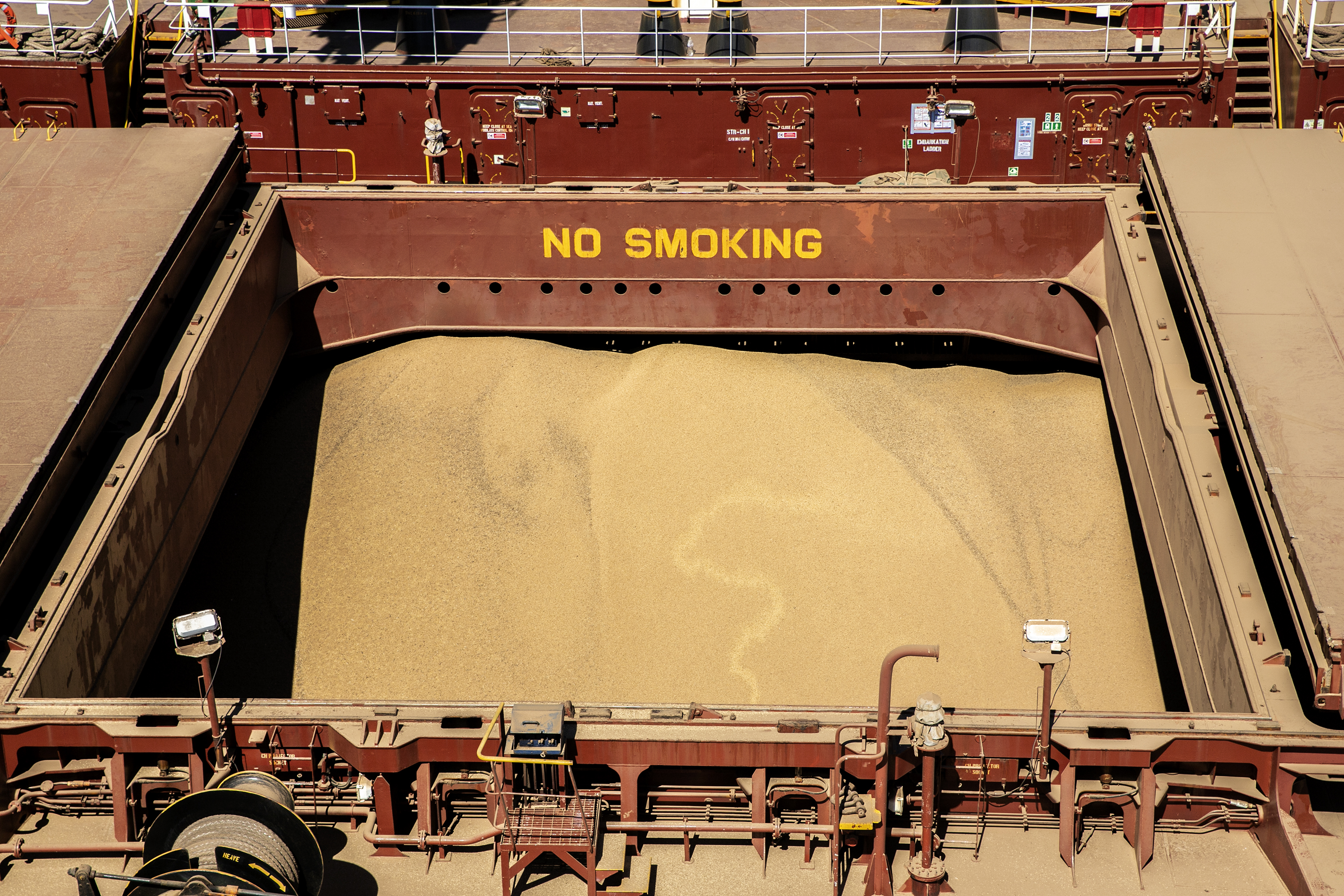 O volume de cargas que passou pelos portos paranaenses, nos primeiros três meses de 2022, foi 9,4% maior comparado com o registrado em 2021. De janeiro a março, foram movimentadas 14.079.177 toneladas pelos terminais de Paranaguá e Antonina. No mesmo período, no ano passado, eram 12.869.762 toneladas.