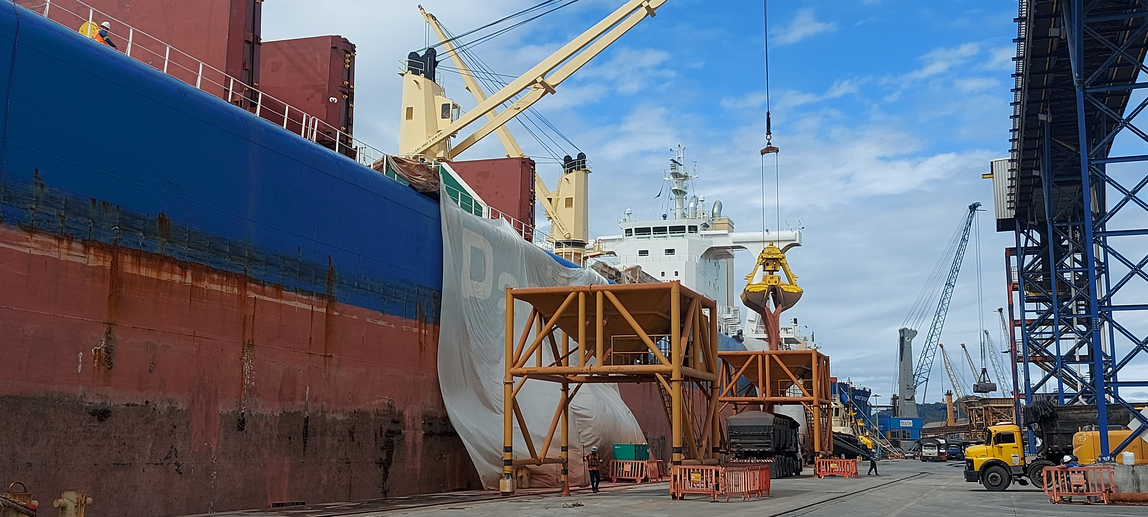 O volume de cargas que passou pelos portos paranaenses, nos primeiros três meses de 2022, foi 9,4% maior comparado com o registrado em 2021. De janeiro a março, foram movimentadas 14.079.177 toneladas pelos terminais de Paranaguá e Antonina. No mesmo período, no ano passado, eram 12.869.762 toneladas.