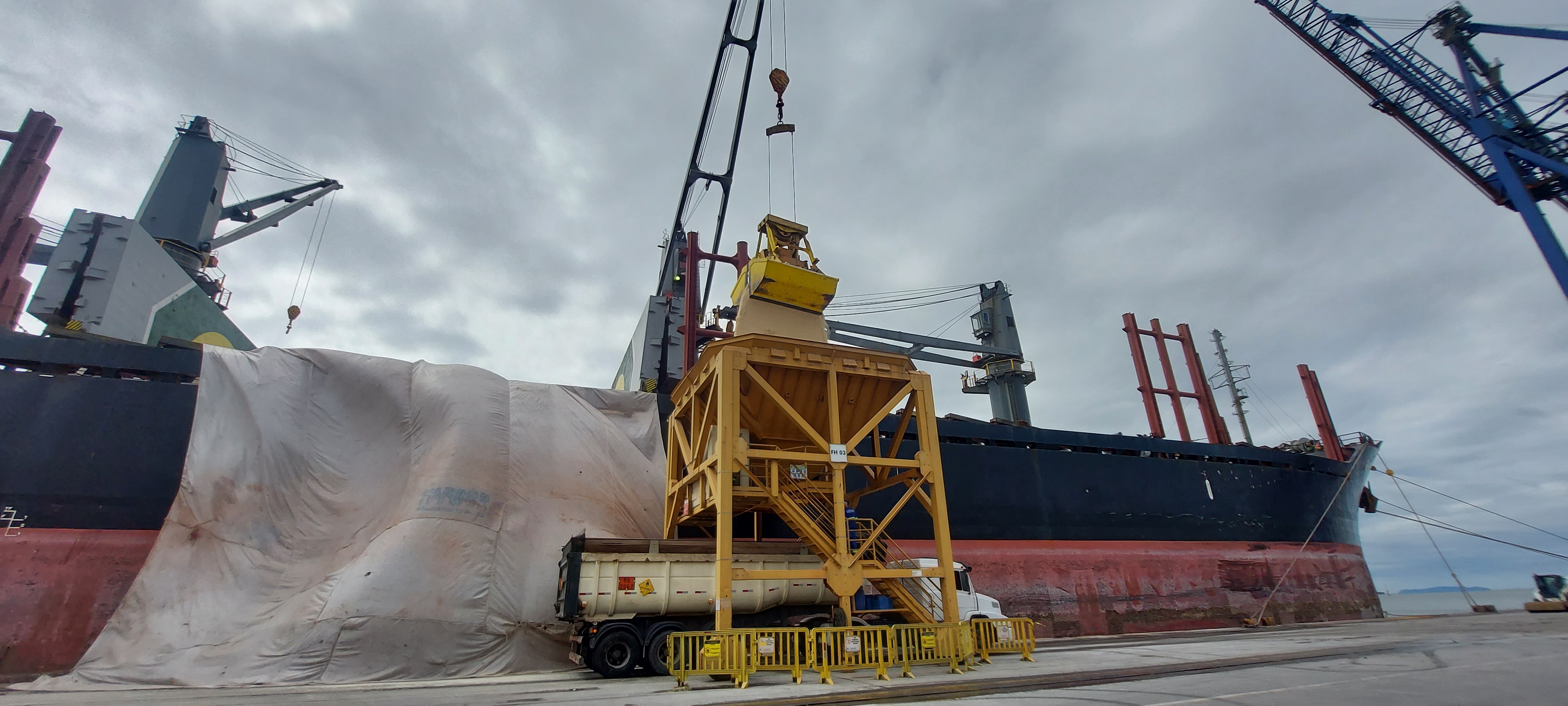 O volume de cargas que passou pelos portos paranaenses, nos primeiros três meses de 2022, foi 9,4% maior comparado com o registrado em 2021. De janeiro a março, foram movimentadas 14.079.177 toneladas pelos terminais de Paranaguá e Antonina. No mesmo período, no ano passado, eram 12.869.762 toneladas.