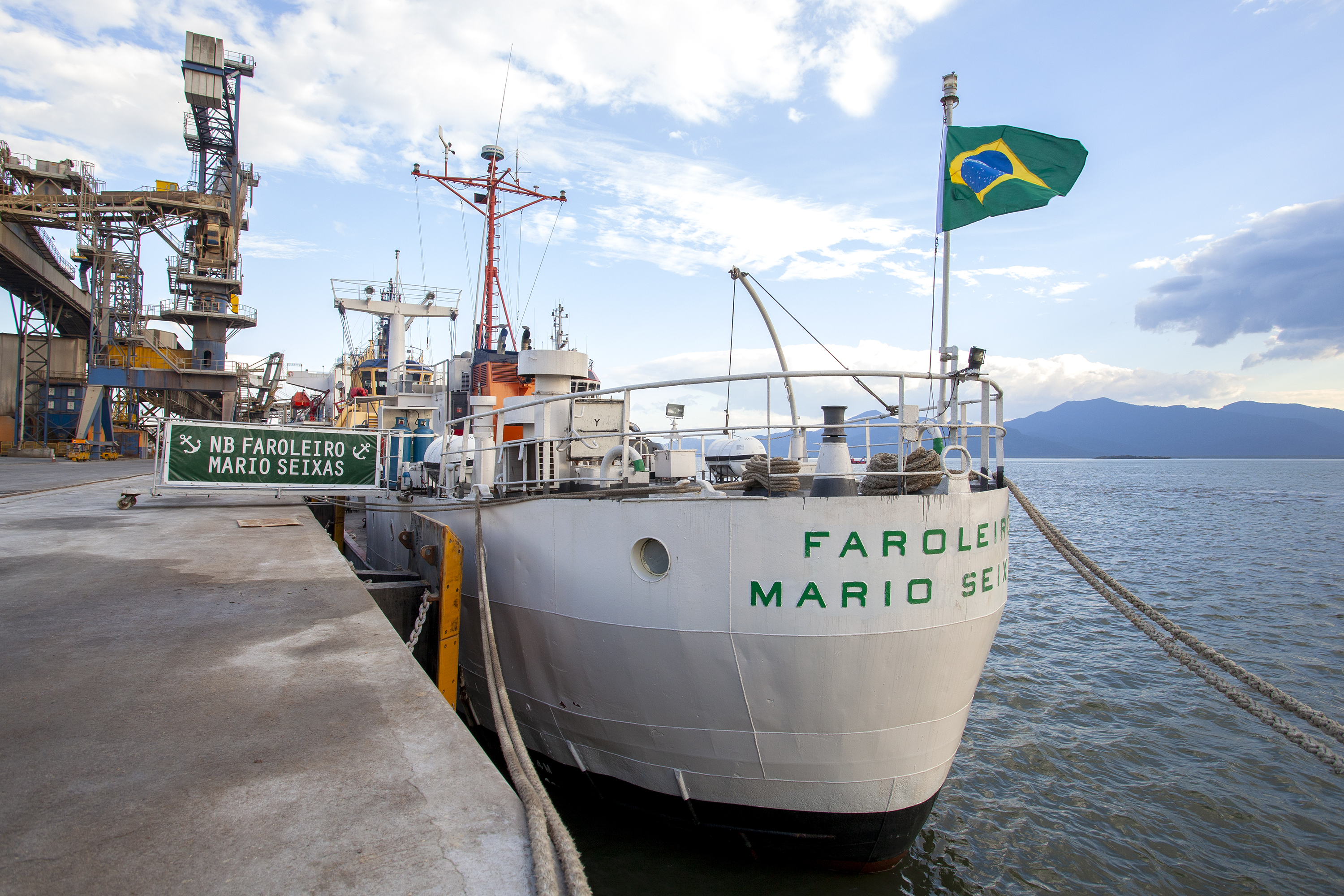 Porto de Paranaguá recebe embarcação da Marinha para atividade de formação do Exército Brasileiro