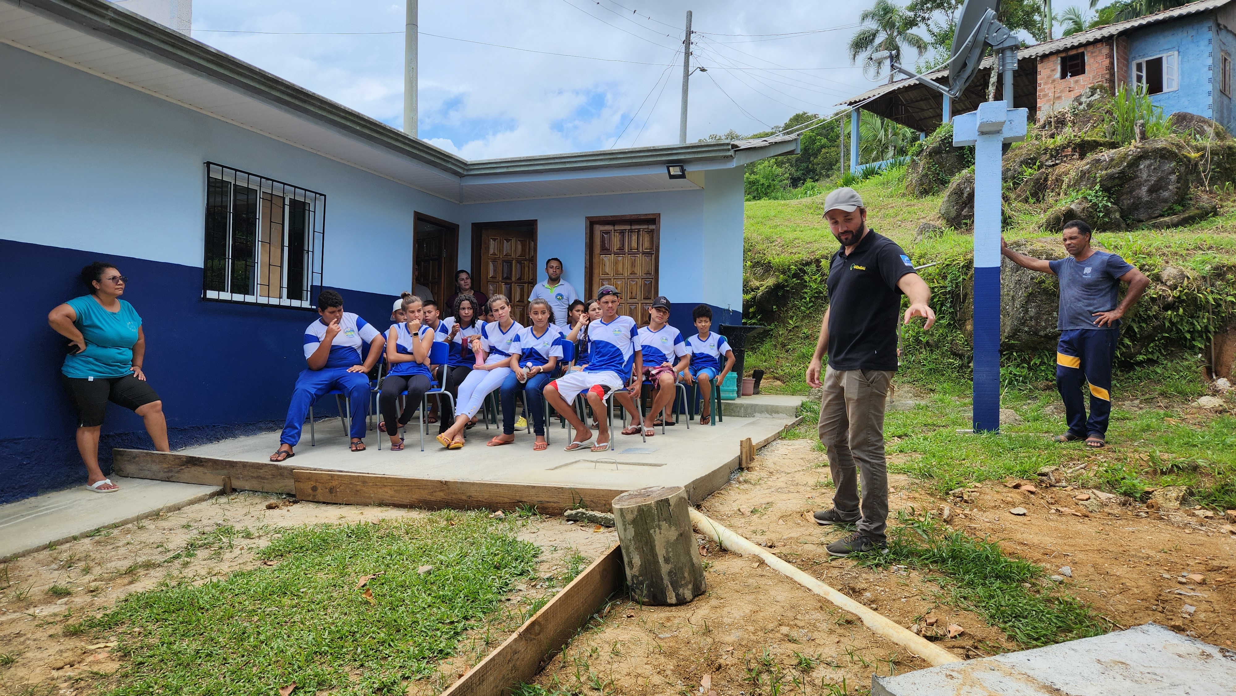 A solução atende a escola estadual e a associação de moradores da comunidade. Ação faz parte do Programa de Educação Ambiental da empresa pública, com cinco linhas de atuação, baseadas nos princípios da permacultura.