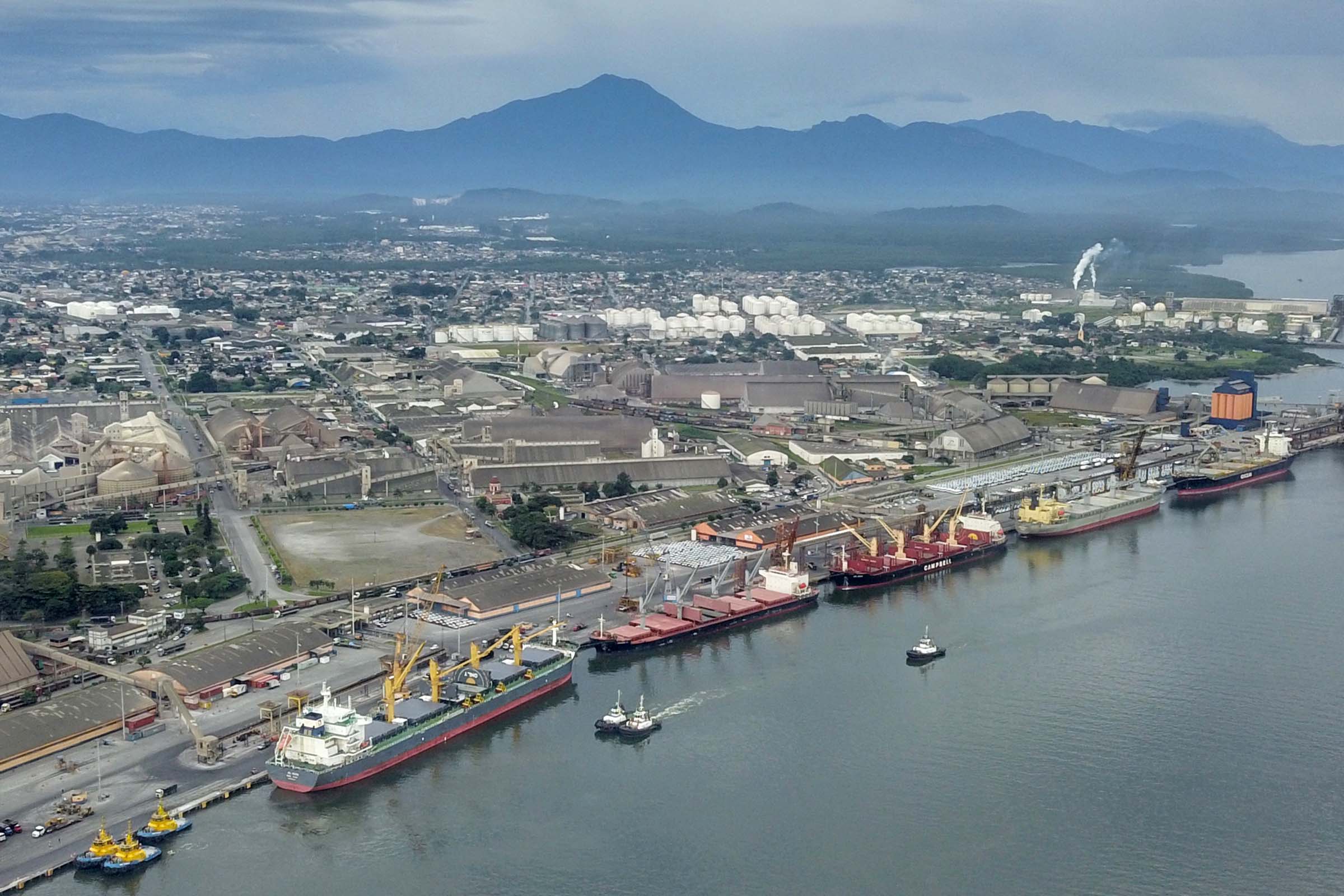 Navio da operadora Silversea Cruises traz a bordo 224 passageiros americanos, britânicos, belgas e alemães. Um grupo segue para Curitiba para descer a Serra do Mar de trem. Outros dois se dividem entre Morretes e Paranaguá.