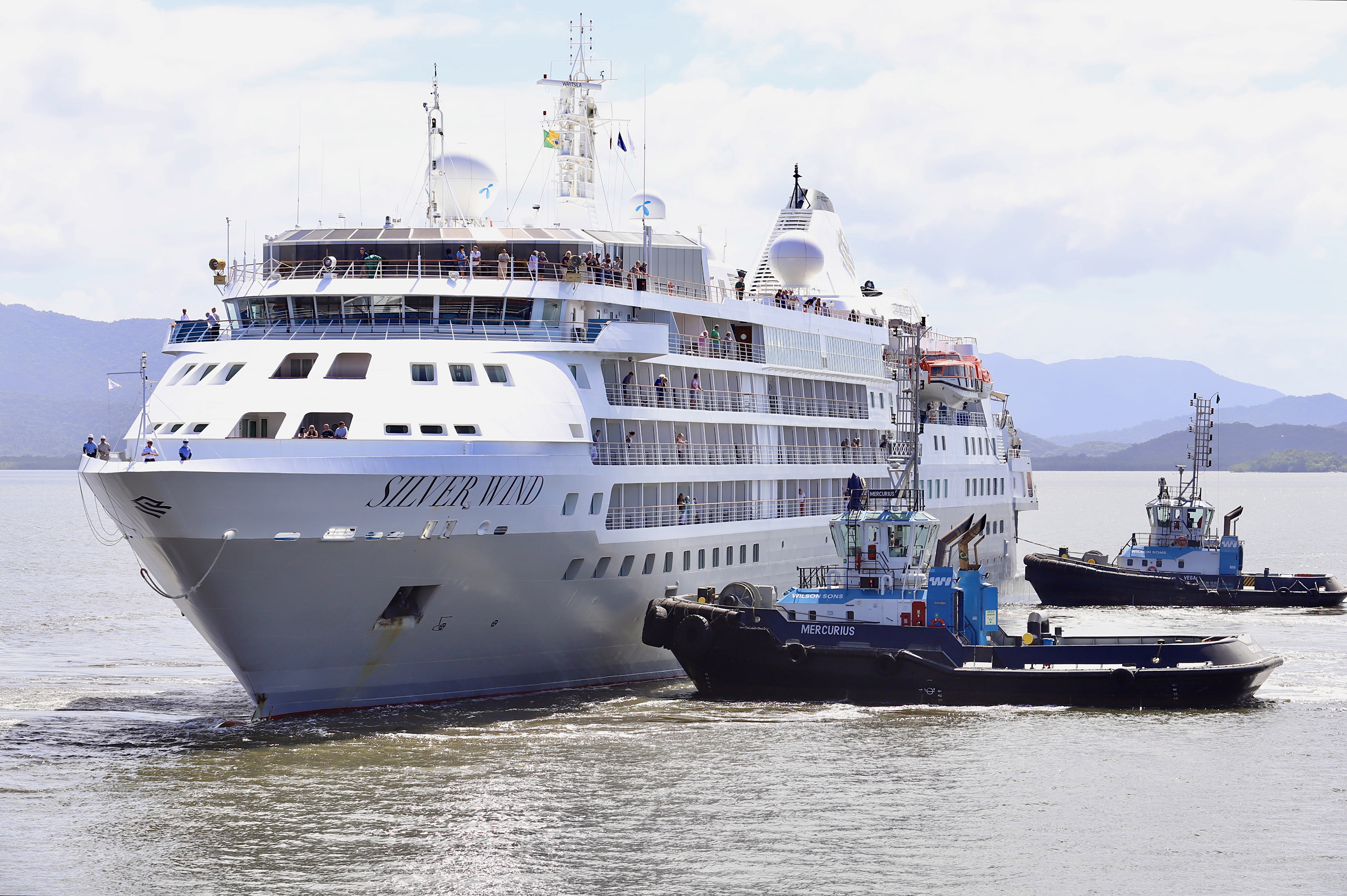 Apesar da curta parada, os 224 passageiros do luxuoso navio Silver Wind desembarcaram para conhecer os atrativos turísticos de Morretes e Paranaguá. Previsão é que chegada de grandes navios envolva até 50.000 pessoas, a partir de novembro.