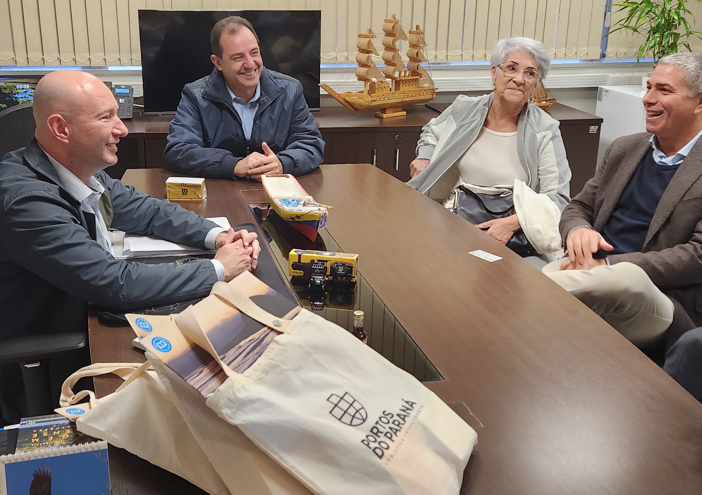 A Portos do Paraná recebeu nesta quinta-feira (15) o presidente executivo das Américas Central e do Sul da empresa Costa Cruzeiros, Dario Rustico. Depois da MSC, que confirmou operação de embarque e desembarque de turistas no Porto de Paranaguá de dezembro a março, outras empresas estão interessadas no Estado.