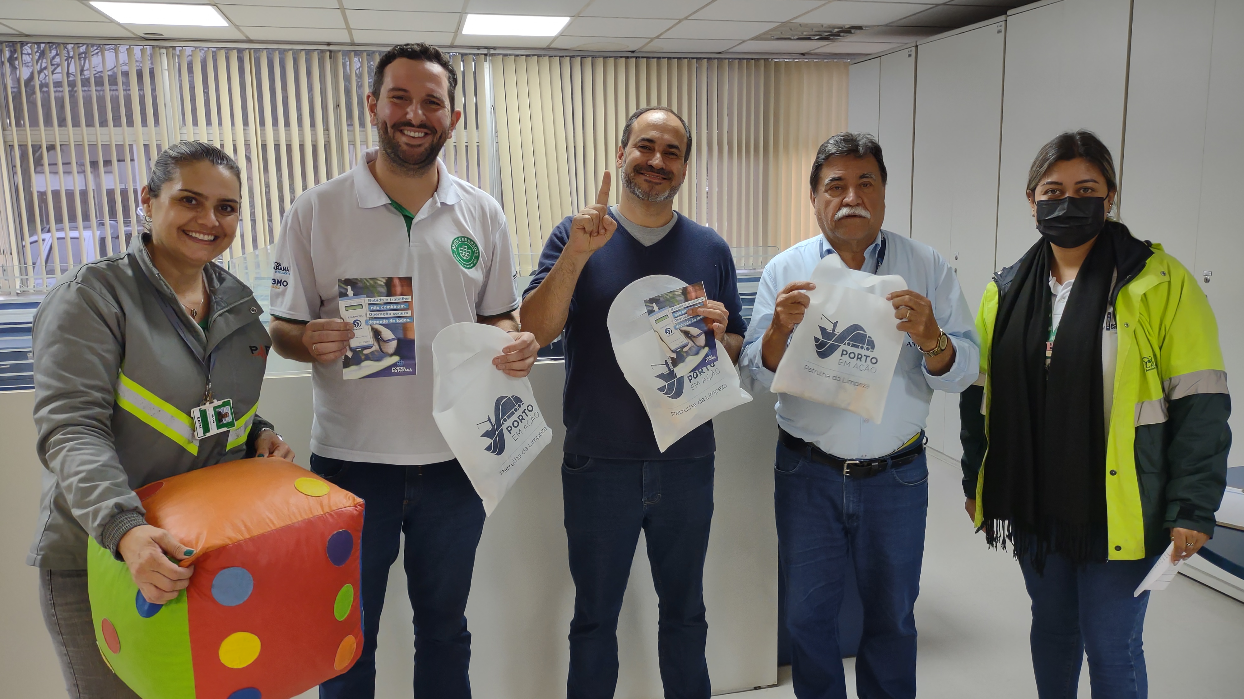 Portos do Paraná conscientiza sobre teste com etilômetro e segregação de resíduos