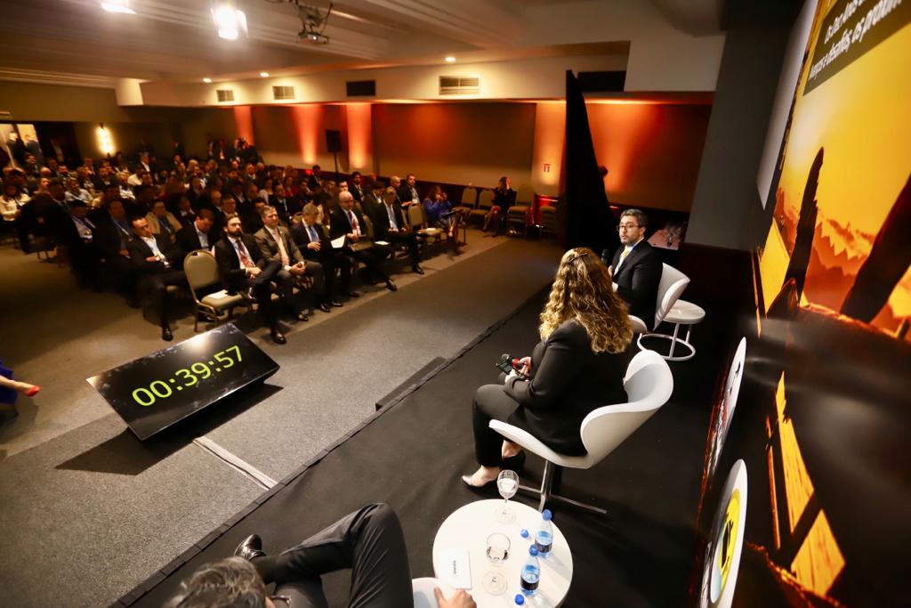 Nesta sexta-feira (25), no Hotel Bourbon, em Curitiba, o secretário nacional de Portos e Transportes Aquaviários (SNPTA), Fabrizio Pierdomenico, e o diretor-presidente da Portos do Paraná, Luiz Fernando Garcia, abriram a programação de painéis do 2º Seminário Portos Brasileiros.