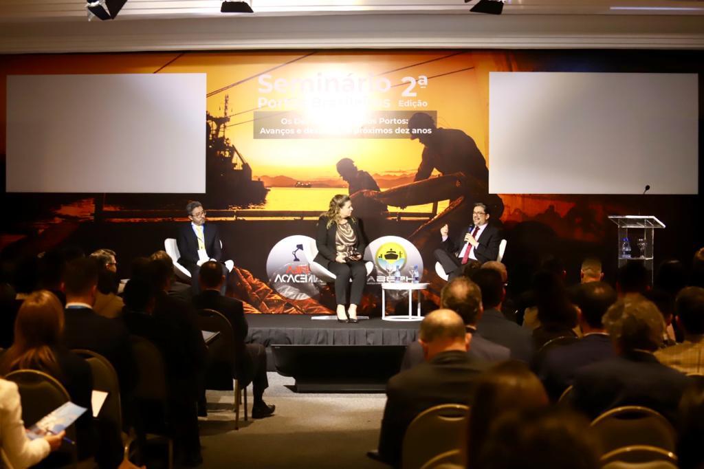 Nesta sexta-feira (25), no Hotel Bourbon, em Curitiba, o secretário nacional de Portos e Transportes Aquaviários (SNPTA), Fabrizio Pierdomenico, e o diretor-presidente da Portos do Paraná, Luiz Fernando Garcia, abriram a programação de painéis do 2º Seminário Portos Brasileiros.