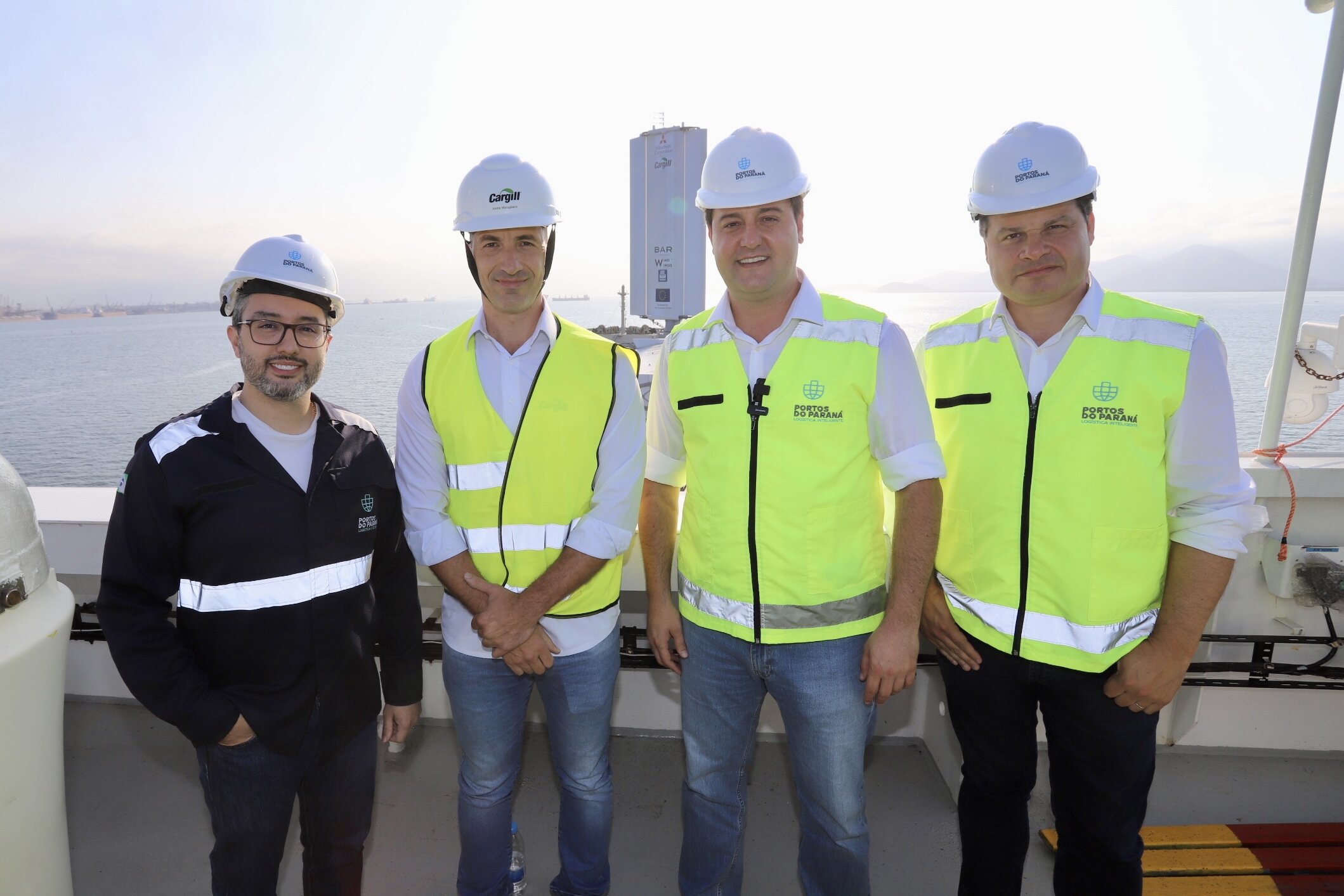 Governador conhece o primeiro navio sustentável do mundo, que está no Paraná