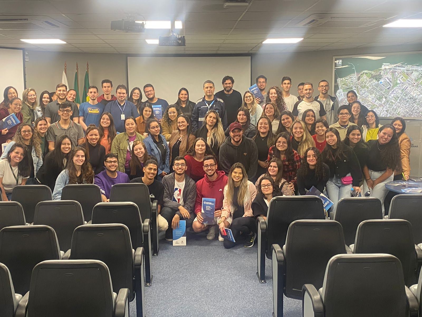 Acadêmicos da Unespar fazem visita técnica ao Porto de Paranaguá