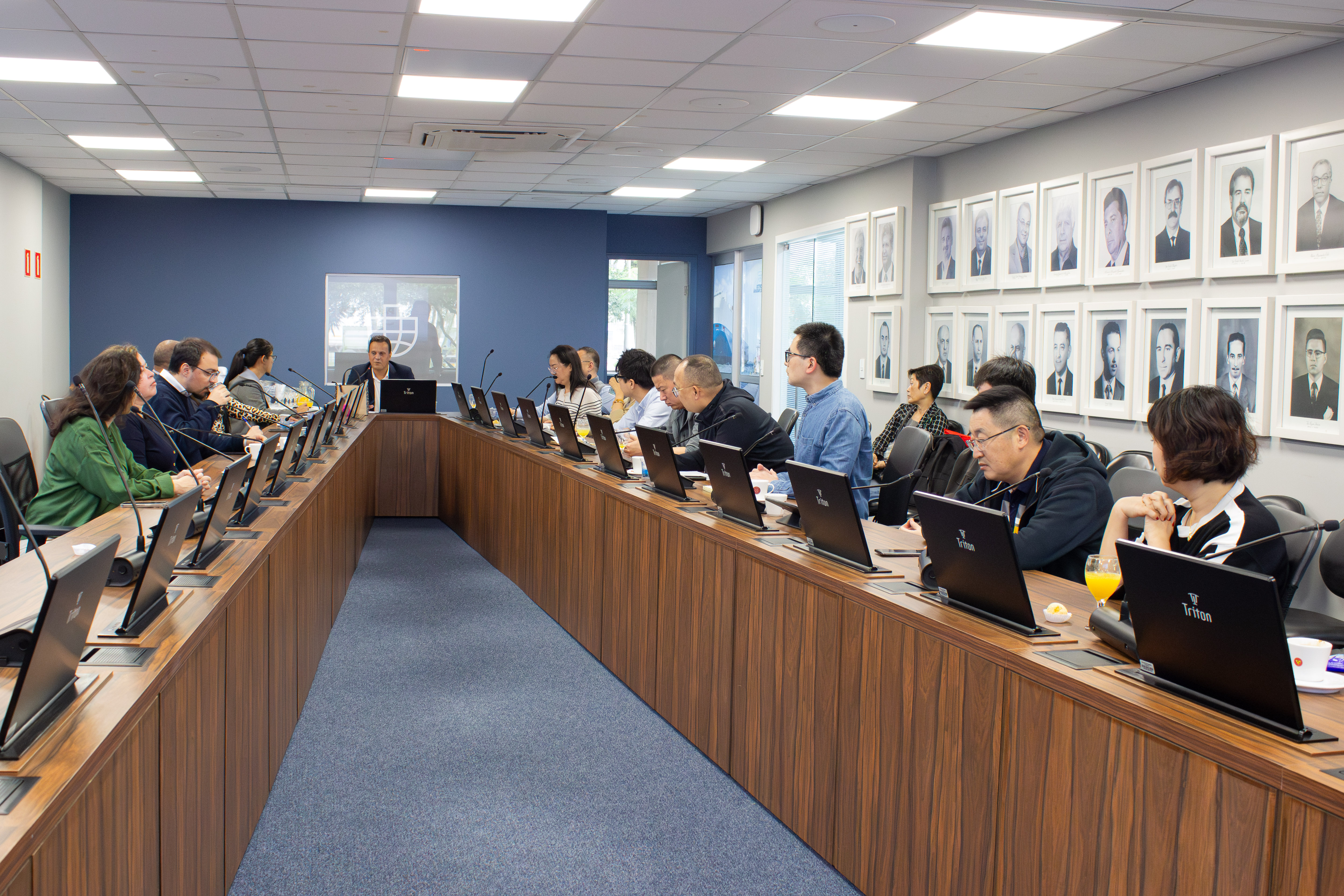 Comitiva com empresários chineses visita a Portos do Paraná