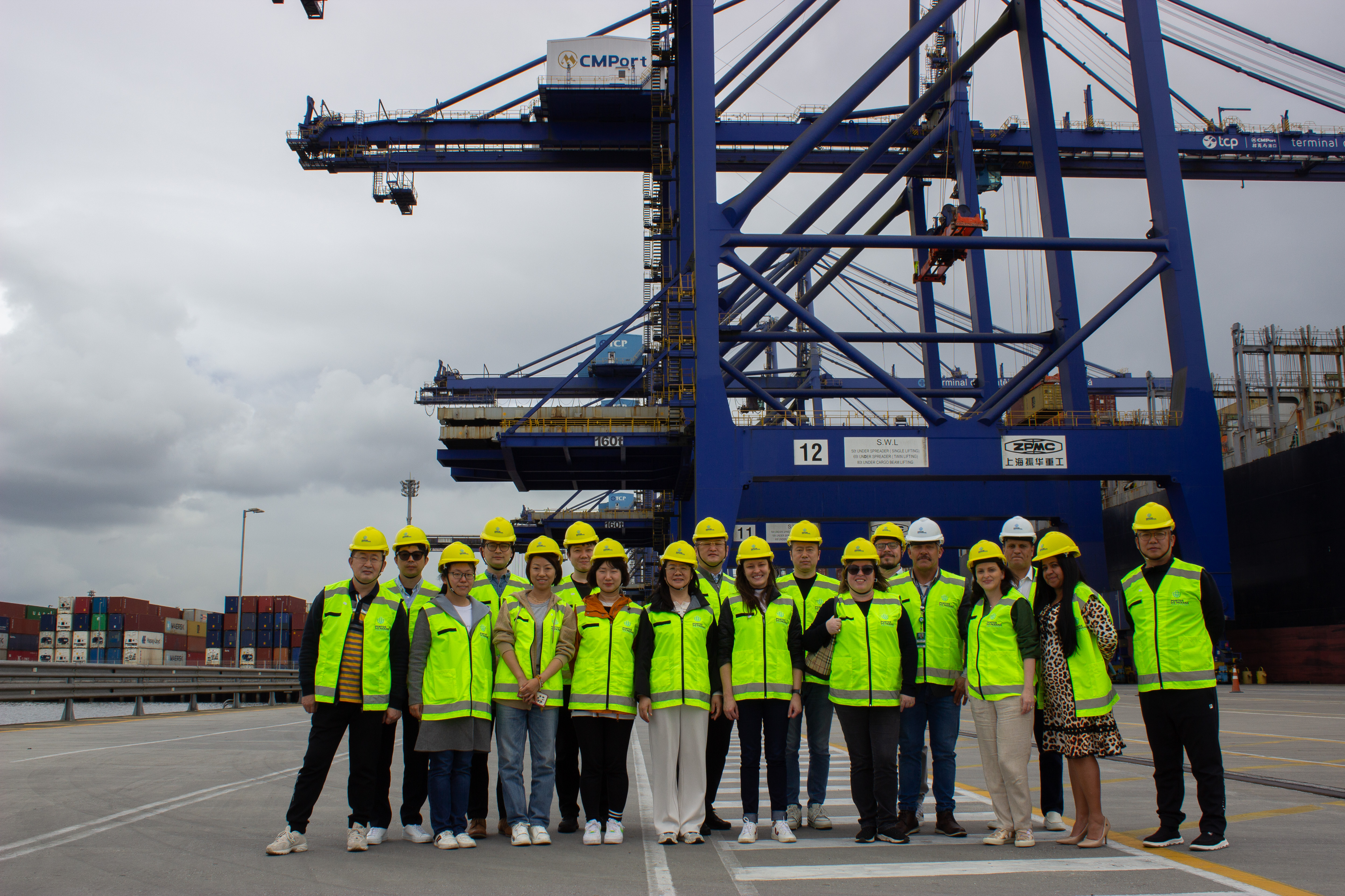 Comitiva com empresários chineses visita a Portos do Paraná