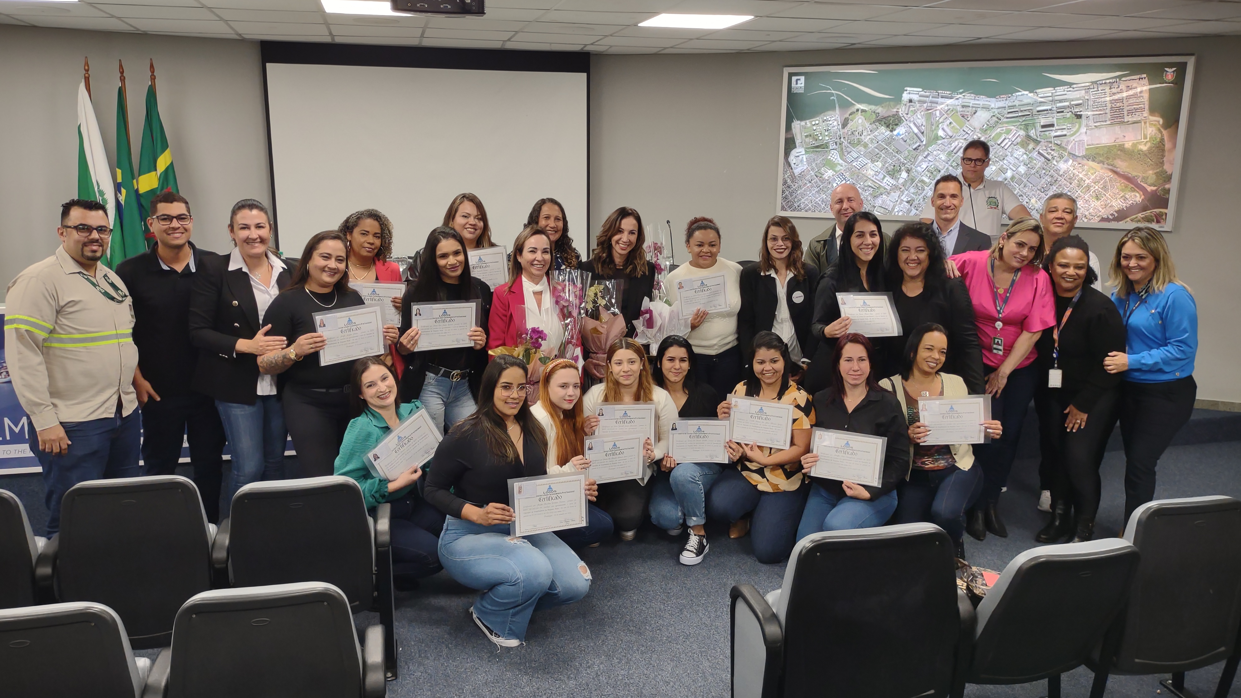 Portos do Paraná sedia formatura de mulheres operadoras de empilhadeira