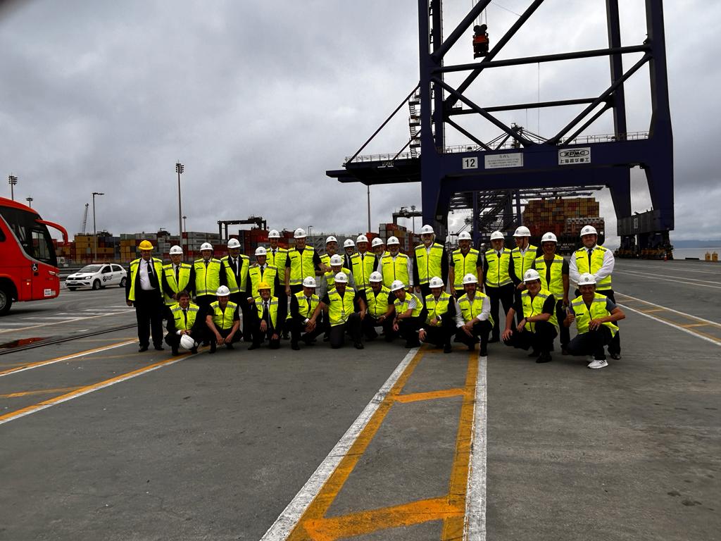 Porto de Paranaguá mostra sua estrutura a grupo de maçons