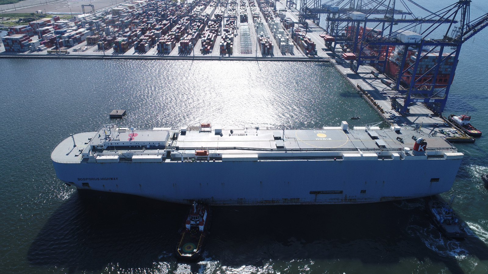 Portos do Paraná realiza operação inédita para atracação de navio de cargas rolantes