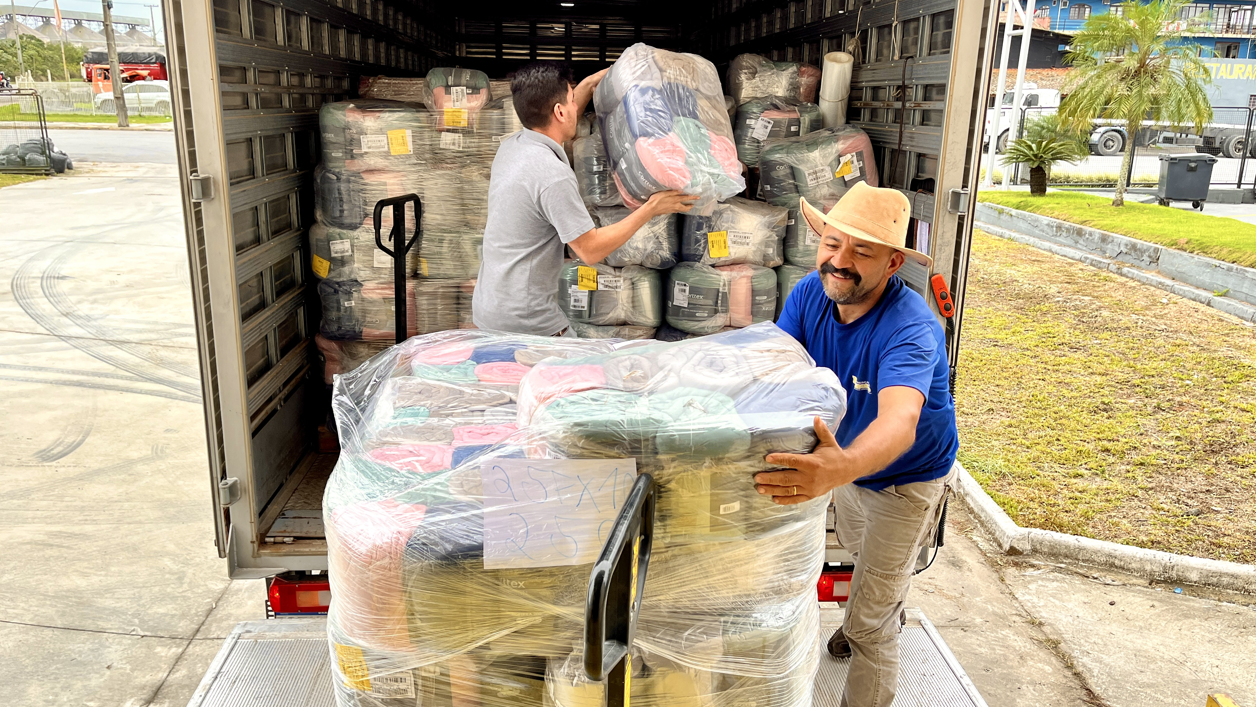 Governo estadual dará apoio logístico para a distribuição de cestas básicas, kits de limpeza, cobertores e rações para pets para as principais comunidades afetadas