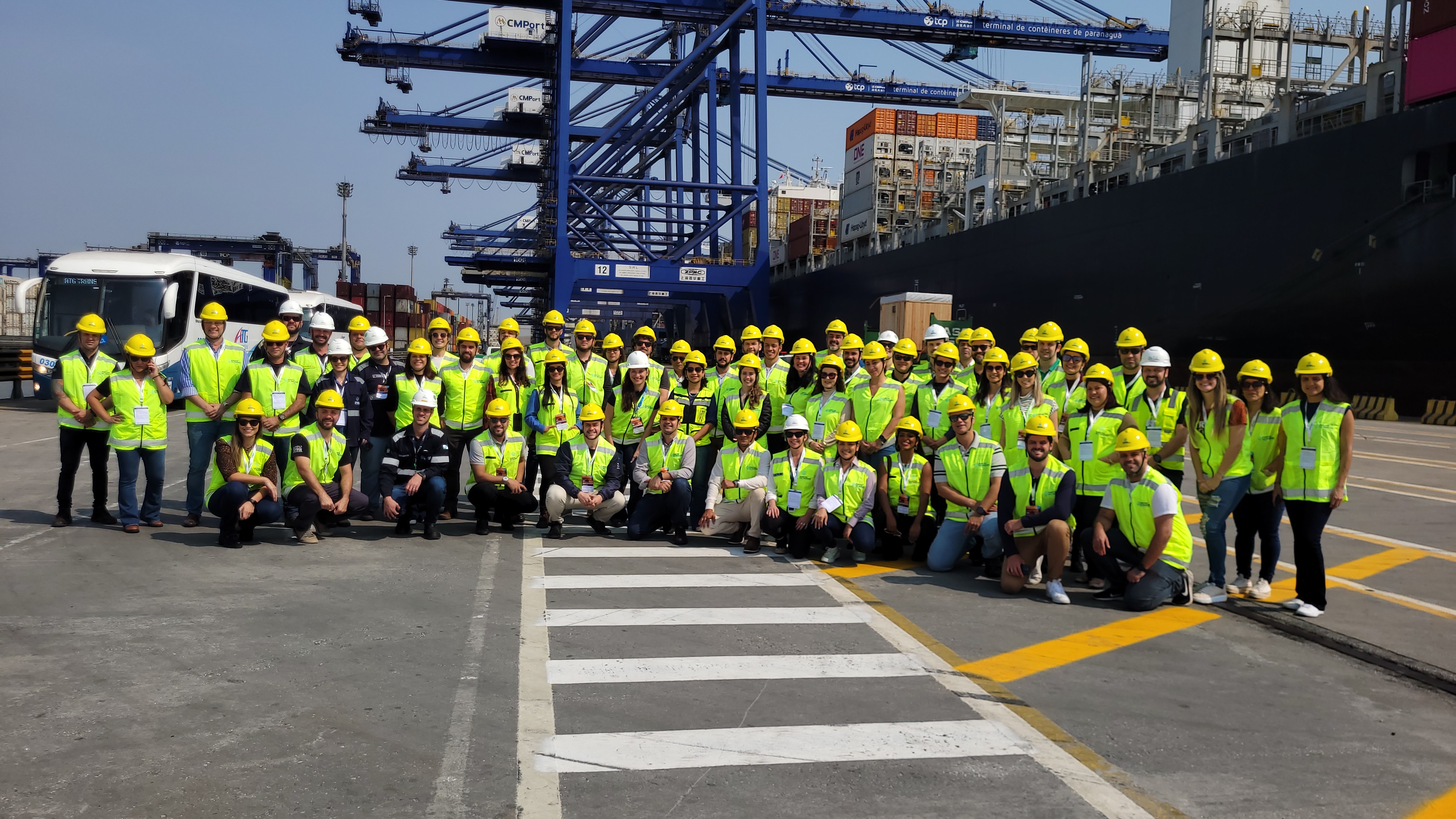 Participantes do 31º CooperaPortos visitam cais do Porto de Paranaguá
