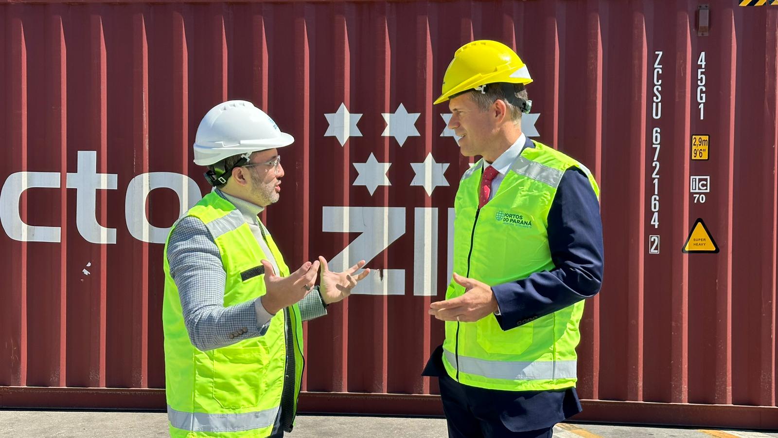 Além de apresentação sobre os portos paranaenses, a autoridade americana conheceu as operações diretamente do cais