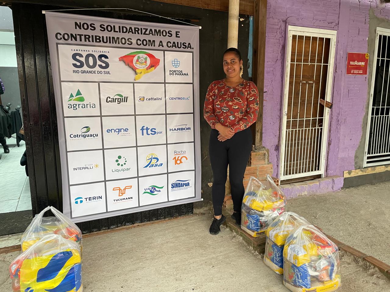 Comunidade portuária paranaense entrega cestas básicas para famílias atingidas por enchentes no RS