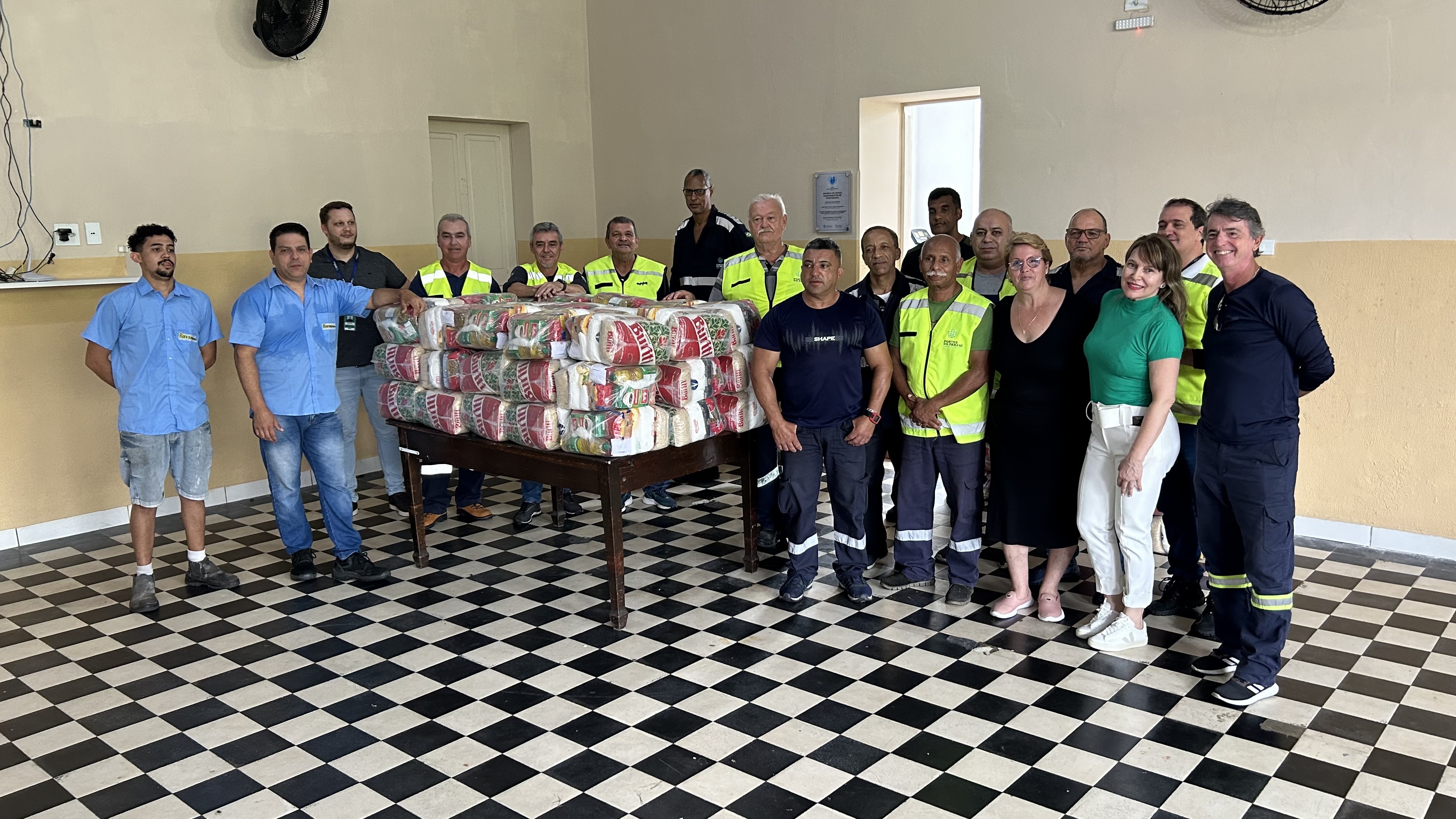 Cestas básicas arrecadadas na Corrida do Porto são distribuídas em Paranaguá