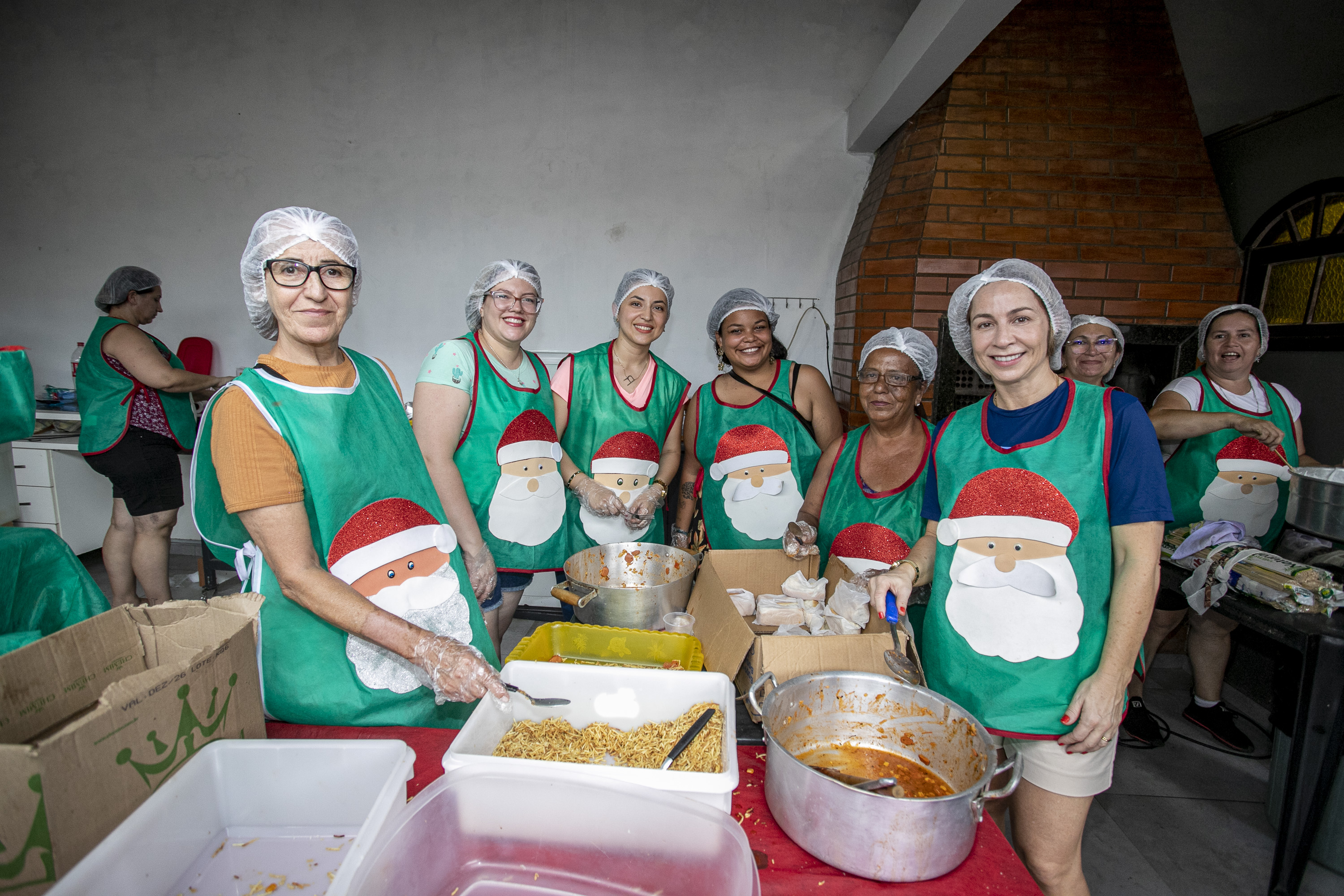 Famílias recebem doações do Natal Solidário da Portos do Paraná